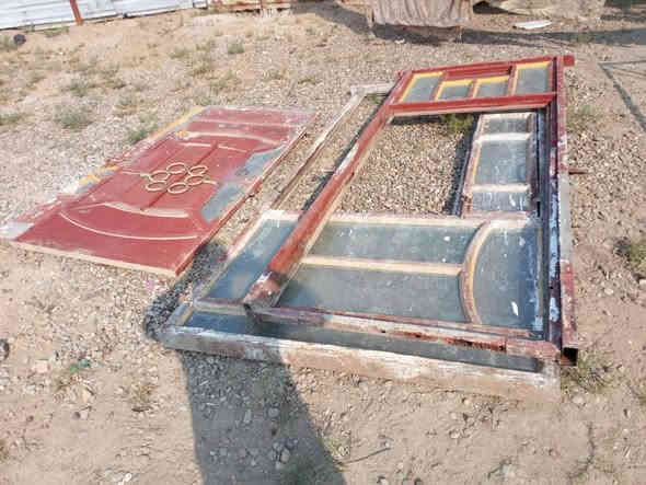 السلام عليكم شباك مع ثلاث ابواب مستخدمه لابواب واحد مع الشباك لزك العرظ 3متر وباب استقبال ارتفاع 3متر والعرظ متر و30 وباب صاله لارتفاع 3متر والعرظ مترالسعر الكلي 300الف التفاصيل على الرقم *********** المكان المحموديه الحي العسكري
