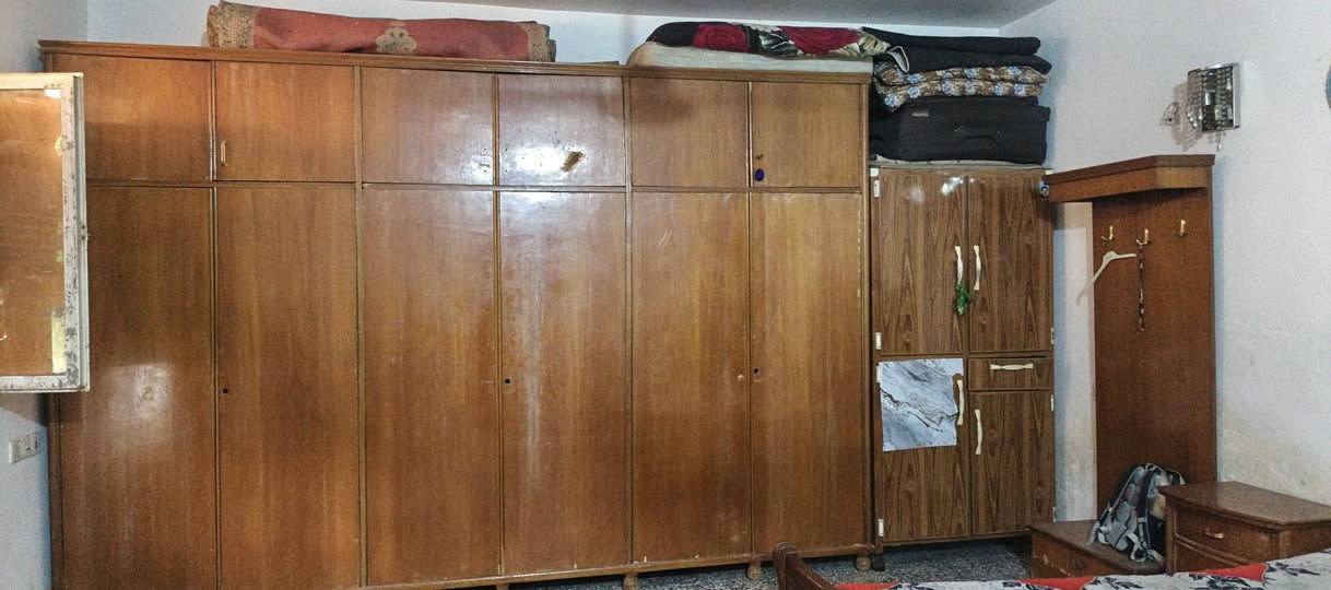 سلام عليكم غرفه خشب صاج نجاره اصلي  للبيع جاهزه حلوه مرتبه وياها كنتور ست ابواب وبي ملاحضات بسيطه سعرها 540 وبيها مجال عنواني ابودشير ***********
