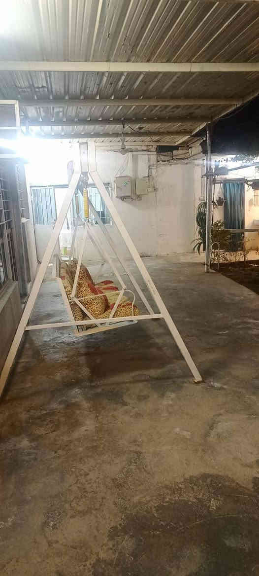 سلام عليكم عندي بيت للبيع 
الموقع دور زراعه شاخات نزلة المناكيش 
المساحه 300 البيت طابو زراعي عقد 25 
متكون من غرفتين وهول كبير وصالة خارجيه 
ومطبخ وصحيات خارجيه وداخليه وطارمه كبيرة وحديقة ومخزن وترك لبيت للبيع ضمن الاثاث بلكامل ويوجد به منضومه انترنت ومنضومه كامرات وسحب ومنضومه وطنيه كابينه عدد 2 التبليط ويه الباب المنزل قبل الركن 
السعر 170 
*********** واتساب موجود ابو جبل
