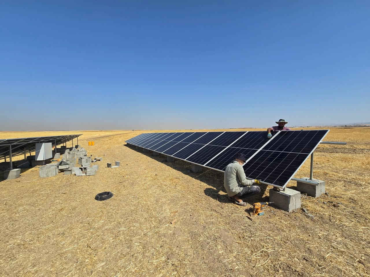 تحية طيبة لكل متابعينا 
  تنصيب غطاس 15 حصان
 🌞🌞منظومة ثابته للطاقة الشمسية           زراعي 
موصل/ الحمدانيه/
قريه كهريز  2026\7\22
تتكون من 🔦
الواح شمسية 🔦 عدد 30 سعة اللوح650 واط بايفيشل     🧧🎖🏆
على شكل 2 سلاسل كل سلسة 15 لوح 
بورد DCمتكامل من قواعط دورة مع فيوزات مع مانع صواعق 
تركيب ارضي للمظومة 
تمديد   الكيبلات تحت الارض في تري كيبل للحفاظ على الكيبلات 
انفيرتر  30🔦📟📟
ضمان حقيقي  سنة كاملة تحت شروط الضمان 
للتواصل و الاستفسار  
زيارة مكتب سرمد الطاقه الشمسيه  
              ناحيه الكوير 
 *********** سرمد
 ***********
مدير صيانة.***********
                   ***********
مدير الفني   ***********           
مدير صيانة. ***********
📞 ☎️☎️
موصل
***********
 ***********
مع (( مكتب  سرمد الطاقه الشمسيه  ))
             @دائما تقدم لك الافضل

