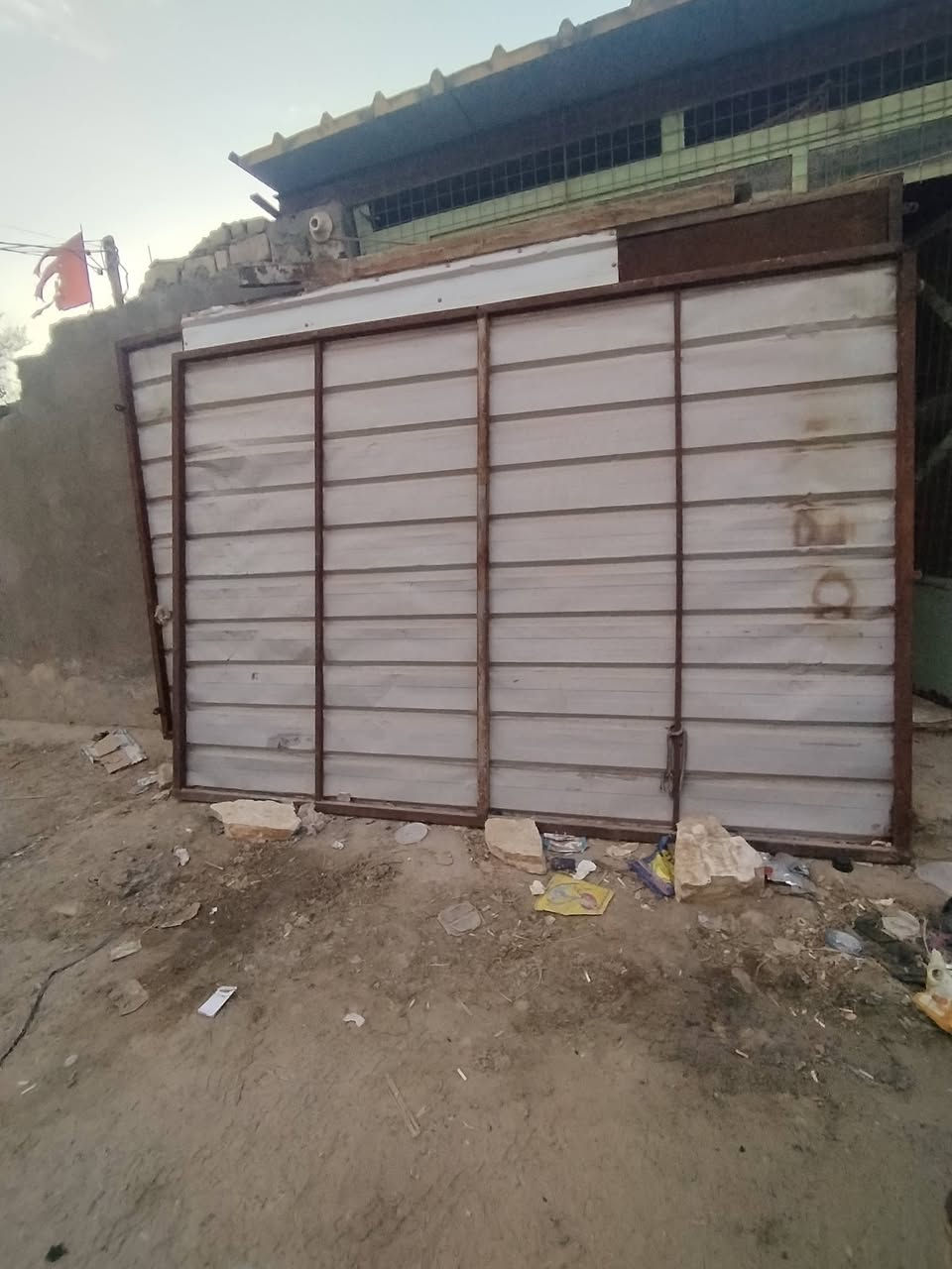 جنبر 3قطع ويه سكفه ينصب عل حايط بس 3قطع وسكف ماله نضيف ب 150وبيه مجال قليل هذ رقم صاحب الجنبر ***********
