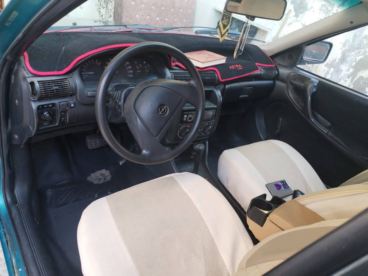 السلام عليكم
استرا حجم 18 توماتيك
سنويه هزا حديد 
كابون بانزين 
رقم اربيل 
شرط تحويل
طخم امامي خلفي جديد
سيارة بدون حادث
صبغ جملية... تواير جديد مع ويل كب جديد مثل ماموضح بصوره غير متوجد بالفيس ... السعر ٤٥
***********
