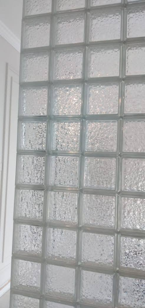 طابوق زجاجي للشاورات وللقواطع ....مفرغ من الهواء مانع للحراره يدخل الاناره الطبيعيه .....*********** ..واتساب
