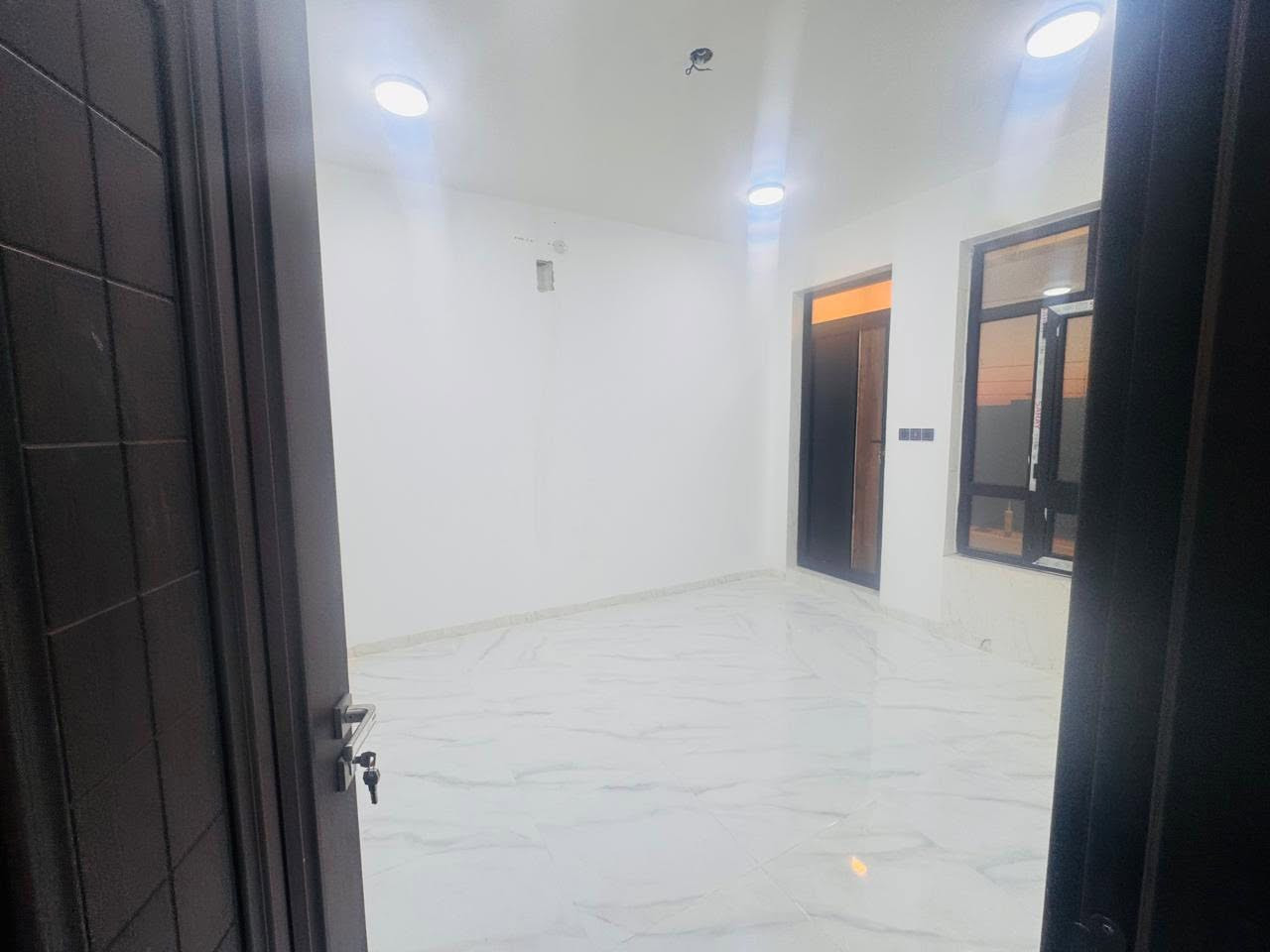 توفر لدينا 🏠 دار للإيجار

📍 الموقع: الرمادي شارع ٤٠ خلف عماره القند ومقابل ماركت الهدهد .
✨ دار مناسب للعائلة وفي منطقة هادئة ومخدومة.
🛏️ عدد الغرف: [ 4] 
🛋️ صالة: [ 2]
🚿 عدد الحمامات: [ 3]
🚗 كراج سيارة
💰  الإيجار: [ 500 الف]
📞 للاستفسار والمعاينة: عزالدين العمار ***********                  بيع • شراء • إيجار العقارات والأراضي

