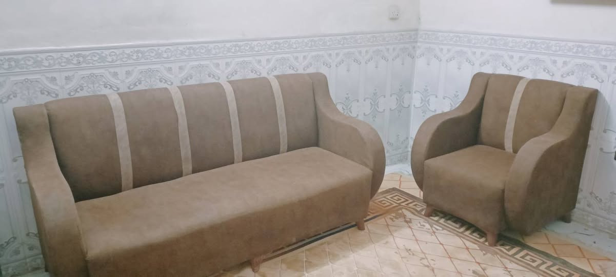 السلام عليكم اخوان طخم قنفات 7 مقعد نضيف جدا مكاني بغداد العبيدي الرئاسه شارع 20    السعر 200 وبيه مجال ***********
