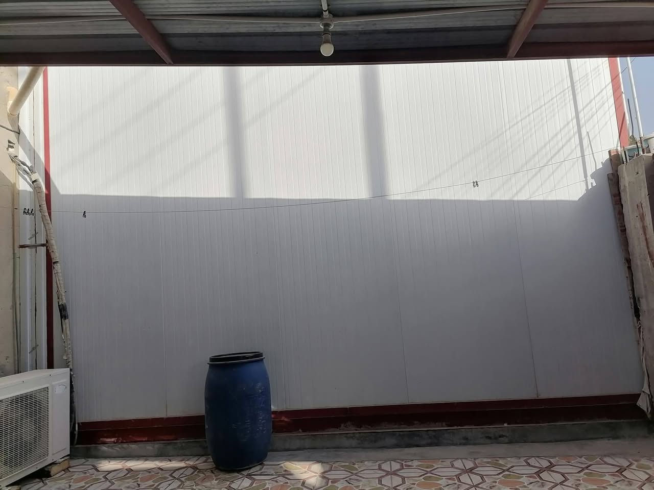 السلام عليكم محل سندويج للبيع 
شغل درجه اولى الحديد الثقيل 
ارتفاع 3/50/طول 5متر /العرض 3متر
محل جديد ما مستخدم سويته وما حتاجيته
كامل من كلشي كهرباء مئسس 
مكان ناصريه سوق الشيوخ 
***********
