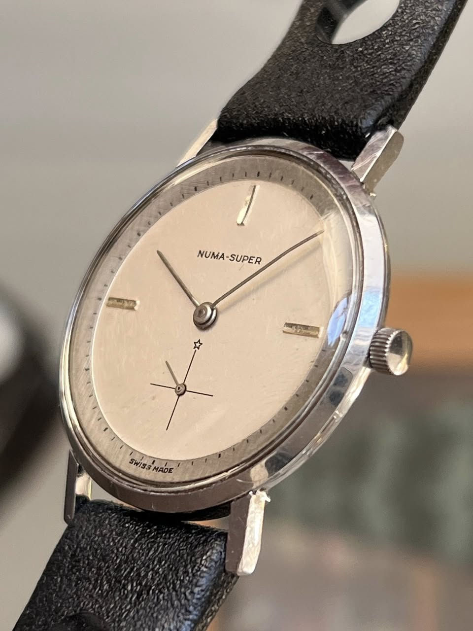 1960 Numa-Super
القطر:33mm
تحفة تجسيد للأناقة الكلاسيكية بلمسة عصرية. تتميز الساعة بميناء (Dial)
أبيض نقي مع مؤشرات ذهبية ناعمة وتصميم فريد لثوانٍ فرعية عند رقم 6، مما يمنحها طابعاً هندسياً مميزاً.
المنشا : سويسرا
المواصفات الفنية:
• الحركة: ميكانيكية (تعبئة يدوية)، تحتوي على 17 حجر (Jewels 17)
ضمان الدقة والمتانة.
• الميناء: تصميم بسيط وراقي شعار النجمة المميز وعلامة "Swiss Made".
• الحالة: الماكينة تظهر بحالة ممتازة ونظيفة جداً (كما هو واضح في الصور)، مما يعكس جودة التصنيع السويسري القديم.
• الحزام: حزام جلدي أسود رياضي مثقب (Rally Strap) يضيف لمسة
شبابية وقوية
الحالة: مخزنة بعناية (Mint Condition)، 
الماكينة :نظيفة جداً
🔸للأستفسار يرجى التواصل خاص 🔻


**إذا كنت صاحب هذا الإعلان وتريد حذفه لأي سبب، رجاءا أرسل رسالة إلى الدعم الفني**