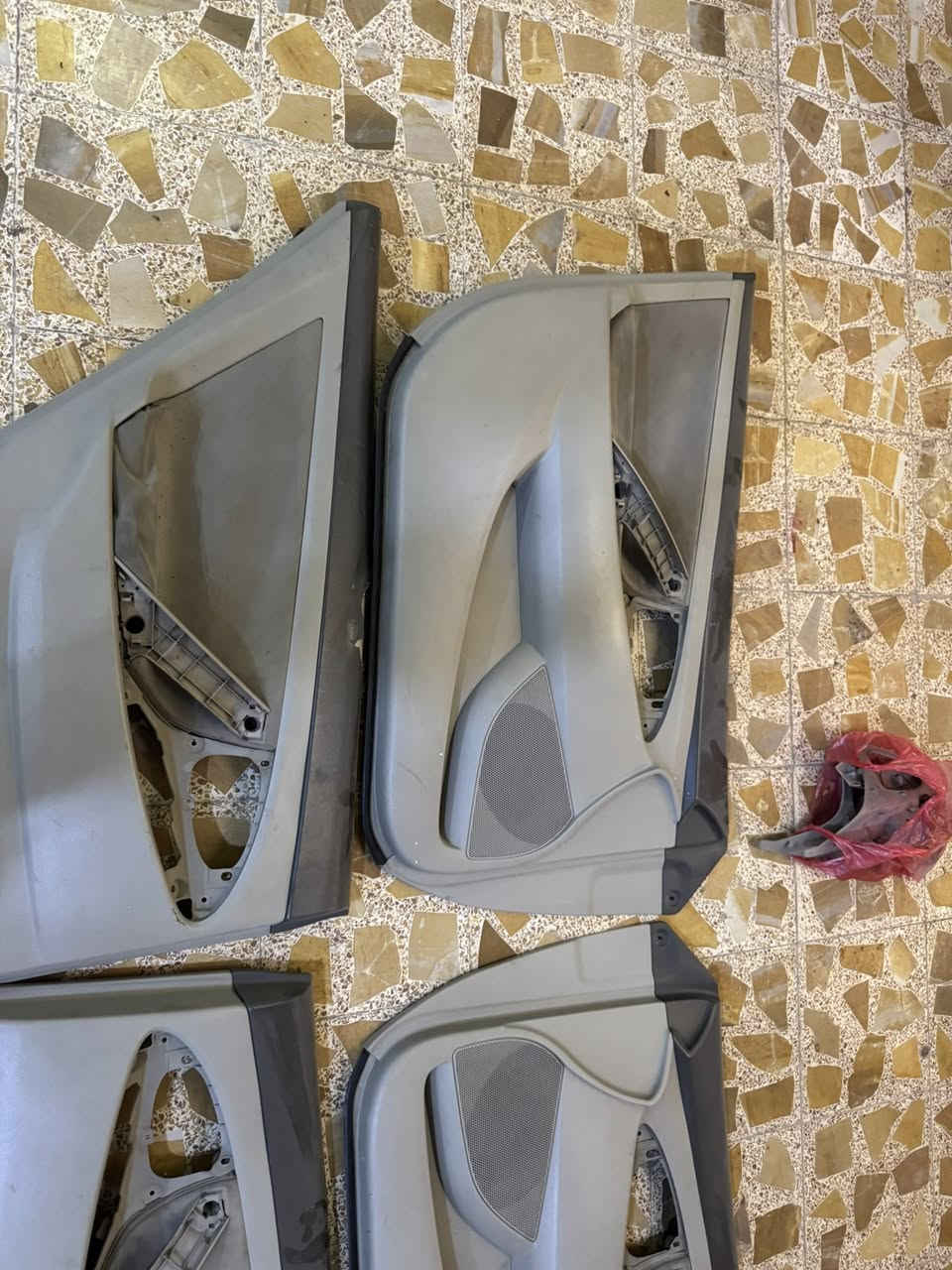 بطاين ابواب كامري خليجي لون بيجي 
السعر 150 تواصل واتساب ***********
