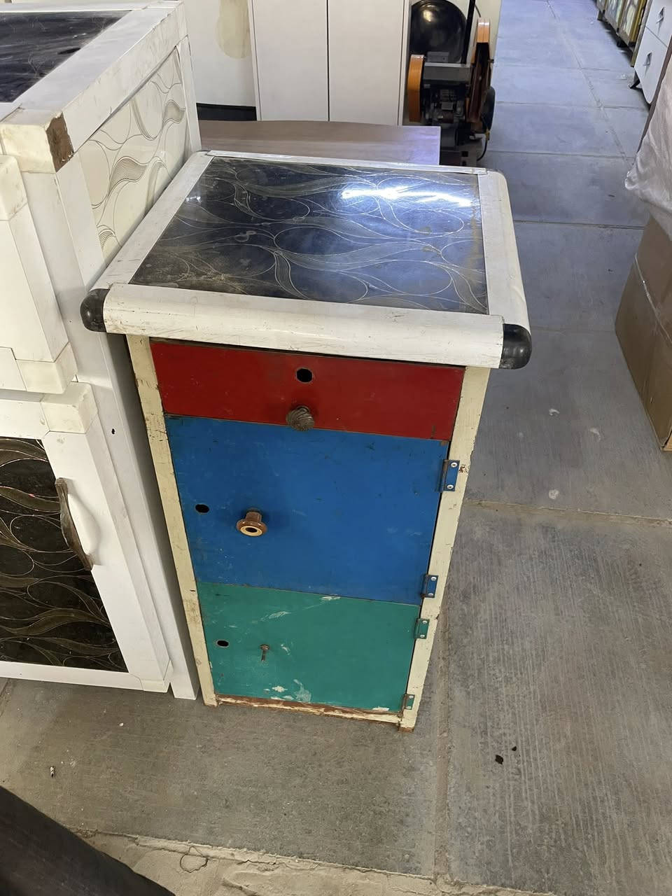 عنوانه شارع الناحيه قرب ساحة التشابيه أغراض منزليه باله مستخدم *********** وات ساب
