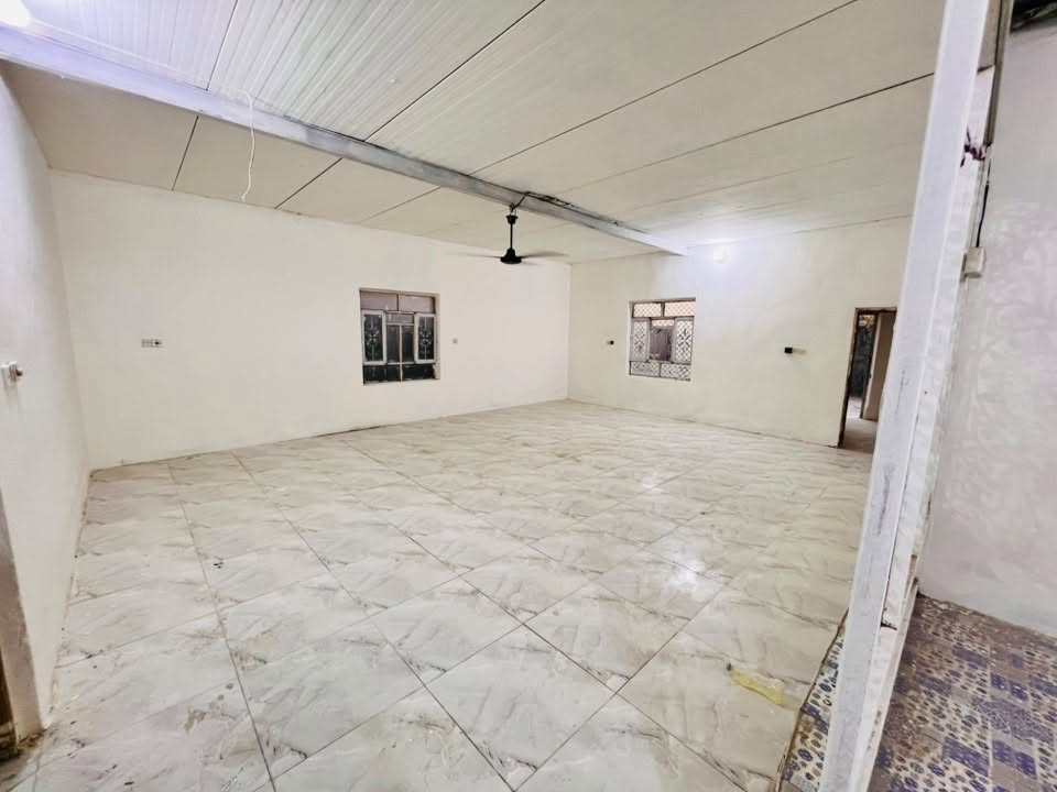 الدار للبيع الموقع حي خضير مساحته 250يحتوي على غرفتين نوم وصالة ومطبخ ومجموعه صحيات داخليه وخارجيه ومضيف 
للاستفسار على الرقم ***********
غير متواجد على فيس
