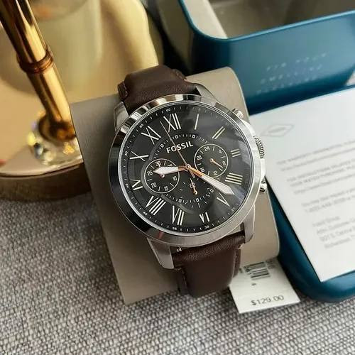السلام عليكم الساعة المعروضة في الصورة هي ساعة Fossil Grant Chronograph للرجال، وتحديداً الموديل رقم FS4813. تتميز هذه الساعة بتصميم كلاسيكي يجمع بين العصرية والتقليدية، وهي مستوحاة من الساعات العتيقة.
المواصفات الرئيسية:
المينا: سوداء اللون مع أرقام رومانية وعقارب مضيئة.
الهيكل: مصنوع من الفولاذ المقاوم للصدأ (ستانلس ستيل) بقطر 44 ملم.
السوار: جلد طبيعي باللون البني بعرض 22 ملم.
الحركة: حركة كوارتز مع شاشة عرض انالوج كرونوغراف (ساعة إيقاف بـ 3 عدادات فرعية).
المقاومة: مقاومة للماء حتى عمق 50 متراً (مناسبة للسباحة في المياه الضحلة).
الزجاج: زجاج معدني (Mineral Crystal) مقاوم للخدش. 
تأتي الساعة عادةً في عبوة "فوسيل" الأصلية، وتعتبر خياراً مثالياً لكل من الملابس الرسمية وغير الرسمية


**إذا كنت صاحب هذا الإعلان وتريد حذفه لأي سبب، رجاءا أرسل رسالة إلى الدعم الفني**