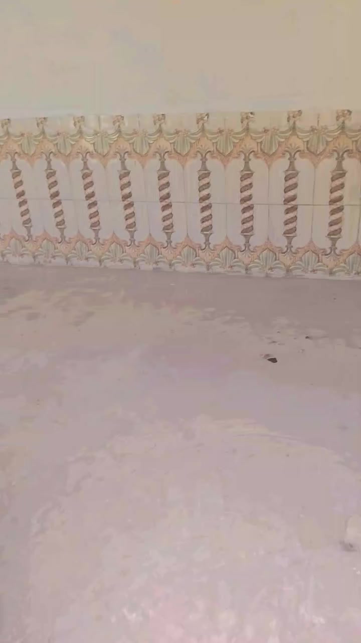 سلام عليكم بيت للبيع بحي طارق الوصط قرب السيطره مال الوسط البيت حالين فارغ مي مجاري  تبليط كهرباء كله متوفر السعر 26 وبي مجال المساحه 100/ النزال 20/الوجه /5 البيت بنيان جديد رقمي *********** متواجد خاص واتساب
