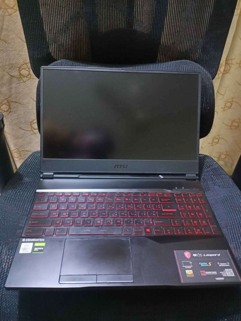 للبيع لابتوب MSI GL65 Leopard (نسخة Ti) | استخدام شخصي نظيف جداً بكرتونته
التفاصيل:
لابتوب MSI فئة Leopard الاحترافية للألعاب والتصميم، الجهاز بحالة الوكالة (استخدام شخصي خفيف)، لم يسبق فتحه أو إجراء أي صيانة له، ويأتي مع كامل ملحقاته الأصلية والكرتونة.
المواصفات التقنية:
المعالج: Intel Core i7-10750H (الجيل العاشر - فئة الأداء العالي).
كارت الشاشة: NVIDIA GeForce GTX 1650 Ti (نسخة Ti القوية بذاكرة 4GB).
الذاكرة (RAM): 16GB DDR4.
التخزين: SSD Samsung 512GB (سرعة فائقة جداً في التشغيل).
الشاشة: 15.6 بوصة FHD بتردد 144Hz لسلاسة تامة في الألعاب.
المميزات: نظام تبريد Cooler Boost 5 مزدوج، كيبورد Gaming مضيء، نظام صوتي Hi-Res Audio.

الملحقات:
الكرتونة الأصلية.
الشاحن الأصلي.
السعر المطلوب:
820,000 دينار عراقي 
الجهاز نظيف جداً ومواصفاته ممتازة للسعر.
لالتواصل: [***********]
عنواني الموصل لا يوجد توصيل
اذا عندك طريقة فممكن موصل, نينوى
