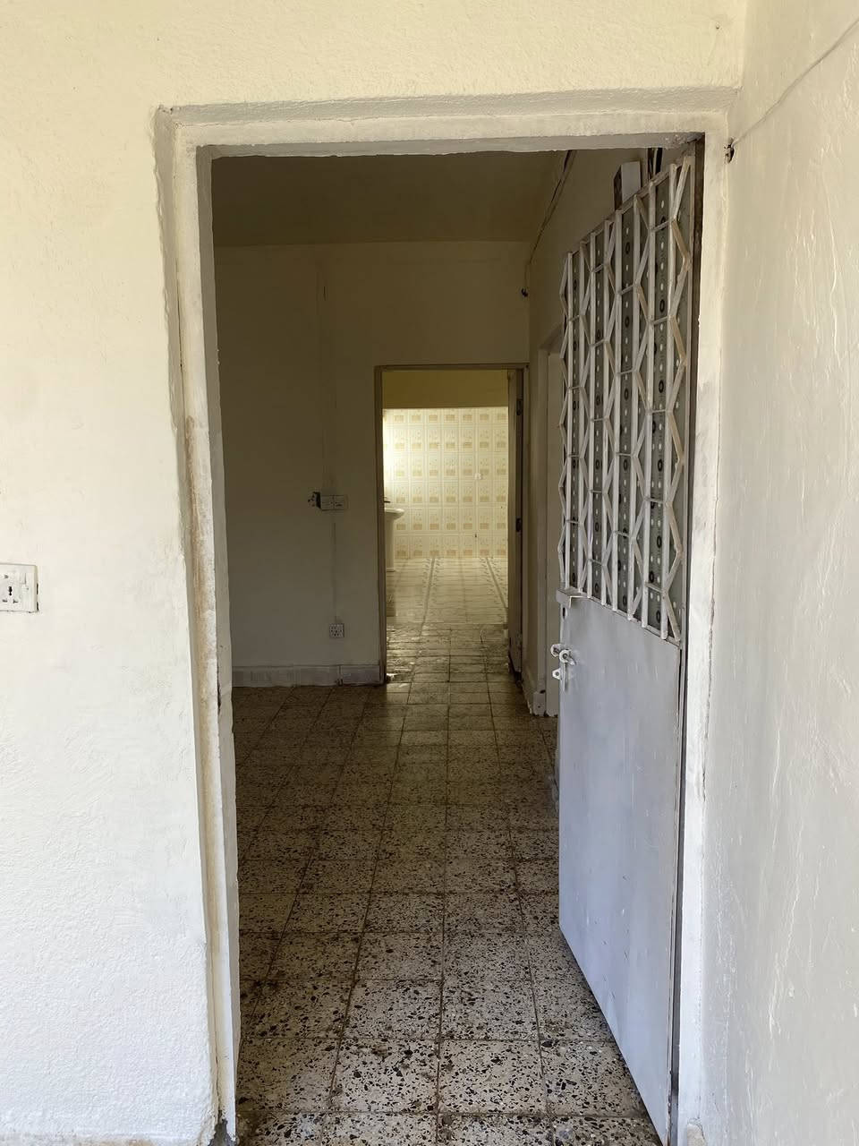 الدار للبيع المساحة ٣٠٠ متر طابوا ملك صرف
الموقع الانبار الرمادي السكك
يحتوي على صالة ، ثلاث غرف نوم ، مطبخ ، حمام ، بيتونة
كراج ، حديقة وترك جانبي. 
للاستفسار التواصل على الرقم ***********
