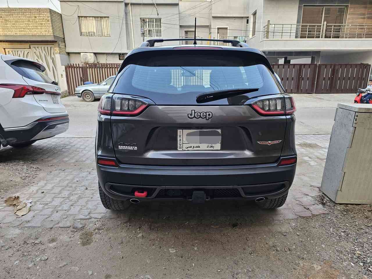 السلام عليكم
 جيب شيروكي للبيع 
المواصفات :
موديل 2021
بصمة دخول و بصمة تشغيل 
محرك 6 سلندر 
الفئة تريل هوك elghit
فور ويل ٦ وضعيات 
نظام زحف و نظام نزول منحدرات 
4 low
قفل اكسل خلفي diff lock
هاندبريك بصمه 
مانع تصادم امامي 
مانع تصادم خلفي 
رادار مع تحديد مسار مع نقاط عمياء
حساس خلفي
هوك خلفي مع توصيلات تغذيه كهرباء 
كامره خلفيه دواره 
ماسحات اوتو
لايت امامي اوتو
بلوجكترات اوتو مع الانعطاف
مقاعد جلد تدفئه و تبريد مقاعد
مقاعد السائق و الراكب تحكم كهرباء
خزن ميموري لمقعد السائق 3 وضعيات
شاشه كبيره مع خاصيه اندرويد اوتو و ابل كار
باب الصندوق كهرباء 
فتح صندوق بالقدم في حال عدم استخدام اليدين
مرايا جانبيه كهربائية مع اشارات بالمري
اناره ترحيب بالمرايه مع اللايت الامامي 
تشغيل عن بعد
اوتو ستارت ستوب
القماره حديد
السياره على ايدي من الاستيراد و لحد الان 
كل شي بالسياره على وضع الشركه الارضيات الاصليه الخاصه بالتريل هوك و السبير الحجم الجبير مع العده الكامله للسياره اصليه 
السياره حادثها تبديل بنيد فقط
الاجزاء الداخليه كلها سليمه 
الايرباك سليم 
كل انظمه السياره على وضع الشركه
المحرك و الكير على وضع الشركة  
السياره ماشيه 47 الف كيلو 
رقم بغداد
السعر 21500  دولار بيها مجال بسيط 
الموقع قرب جامع النداء
للاستفسار التواصل على الرقم 
***********
