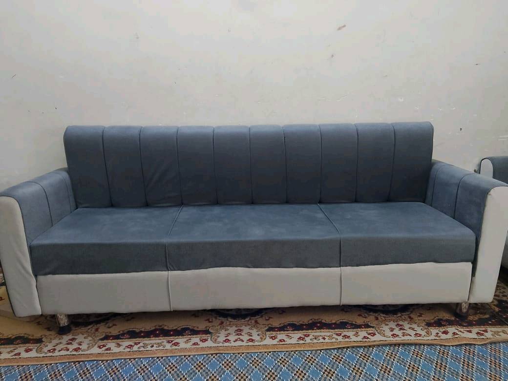 
شنو الأبعاد التقريبية لكل قطعة؟: 
١١ مقعد
شنو نوع القماش المستخدم وإذا كان مقاوم للبقع؟: 
جديد ما مستخدم 
هل الكنب قابل للتعديل أو التفكيك؟: 
تسكام 
وين مكانك بالتحديد في حال أردت أفحص الكنب؟: 
ديوانيه شافعيه تواصل واتساب
شنو السعر المطلوب وهل قابل للتفاوض؟: 
0