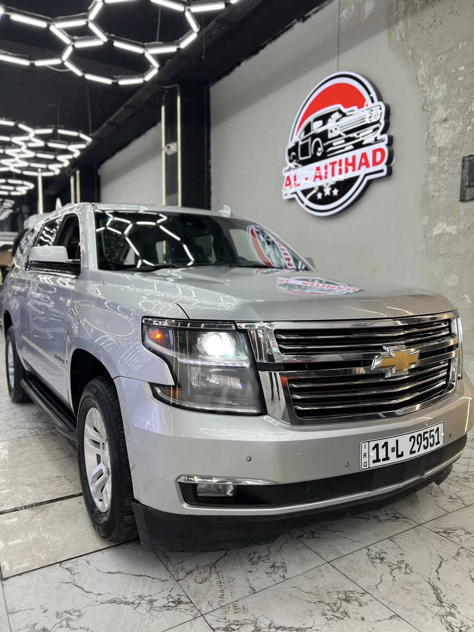 تاهو موديل 2018 Lt فول مواصفات ماشيه 81 الف مايل 

المحرك: 5.3 لتر (355 حصان)

ناقل الحركة: أوتوماتيكي 6 سرعات

نظام الدفع: ثنائي أو رباعي (4WD).

التسارع: من 0 إلى 100 كم/س في حوالي 7.8

داخلية: كشنات جلد VIP منفصلة، تدفئة وتبريد للكشنات 
الأمامية والخلفية، كراسي كهرباء مع ذاكرة، تحكم كهربائي 

بالمقود، شاشة كبيرة، قاصة، تبريد مركزي، ومساند ذراع خلفية

.
تكنولوجيا: بصمة أبواب، تشغيل عن بعد، شحن لاسلكي، رادارات (نقاط عمياء، مانع تصادم، رادار أمامي/جانبي)، حساسات أمامية

 وخلفية وجانبية، كاميرات دوارة، صندوق خلفي كهربائي، مرايا شفط وقلاب.
أمان: نظام مراقبة ضغط الإطارات، مانع حركة، مساعد فرامل، توزيع إلكتروني لقوة الفرملة، ومساعد صعود المرتفعات.

مكان السياره بغداد اليرموك 

البيع او مرارس حسب القناعه 

ملاحظه سياره في بيت مو معرض 

استفسار ***********
