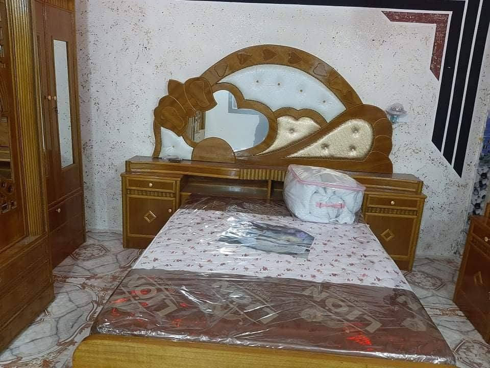 سلام عليكم اخوان غرفه اخشاب اخت الجديده استعمال قليل للبيع سبب البيع نريد ننتقل من مكان الى مكان اخر الغرفه ضخمه تجي وشوف بعينك اي شخص اي خدش ماكو رجائا الميشتري لايعلق ويكسر بحلال العالم ***********
