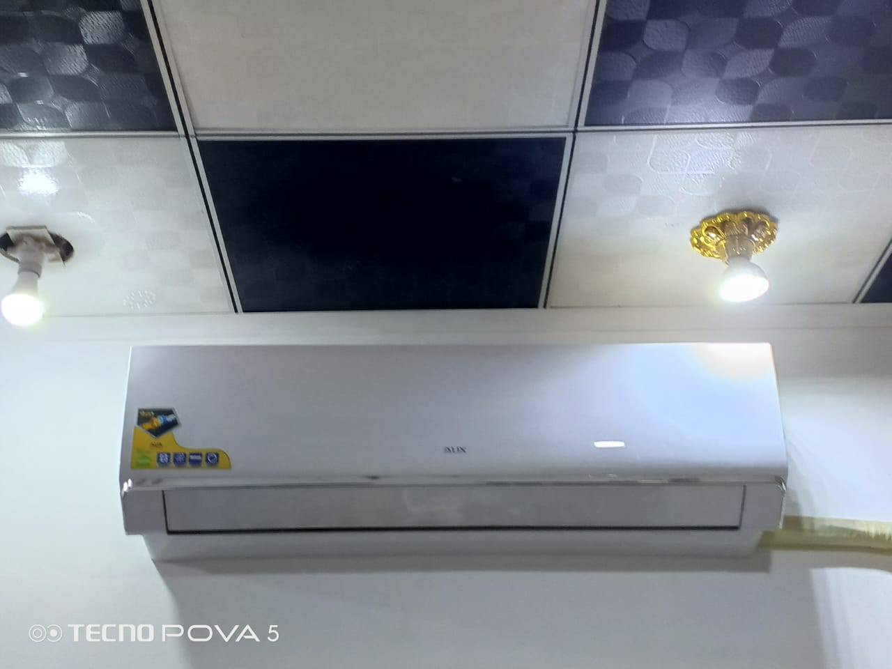 1/ سبلت 2 طن
2/ مبردة
3 /ماطور ماء
4 /مرأة عدد 2 حجم كبير 
5 /مغسلة
6/ كرسي حلاقة 2 
7 /عارضة مواد تجميل 
8/ مواد تجميل
9 /مروحة سقفية
10/ گدر شمع
11 /جهاز تنظيف بشره 
12/ ثلاجة
13/ سشوار كبير + 
سشوار صغير 
15/جهاز حراري لسحب الشعر 
16/ جهاز تاتو مع ملحقاته
17/ تلفزيون+ غلاية
18 /سخان + تانكي ماء
19 /ميز المنيوم عدد 2 + صوبة كهربائية 
20/ كراسي عدد 4 
21 /جهاز بيرمن للشعر
المحل للبيع كامل مع ملحقاته اي ستفسار ***********
السعر / 2 مليون قابل للتفاوض
