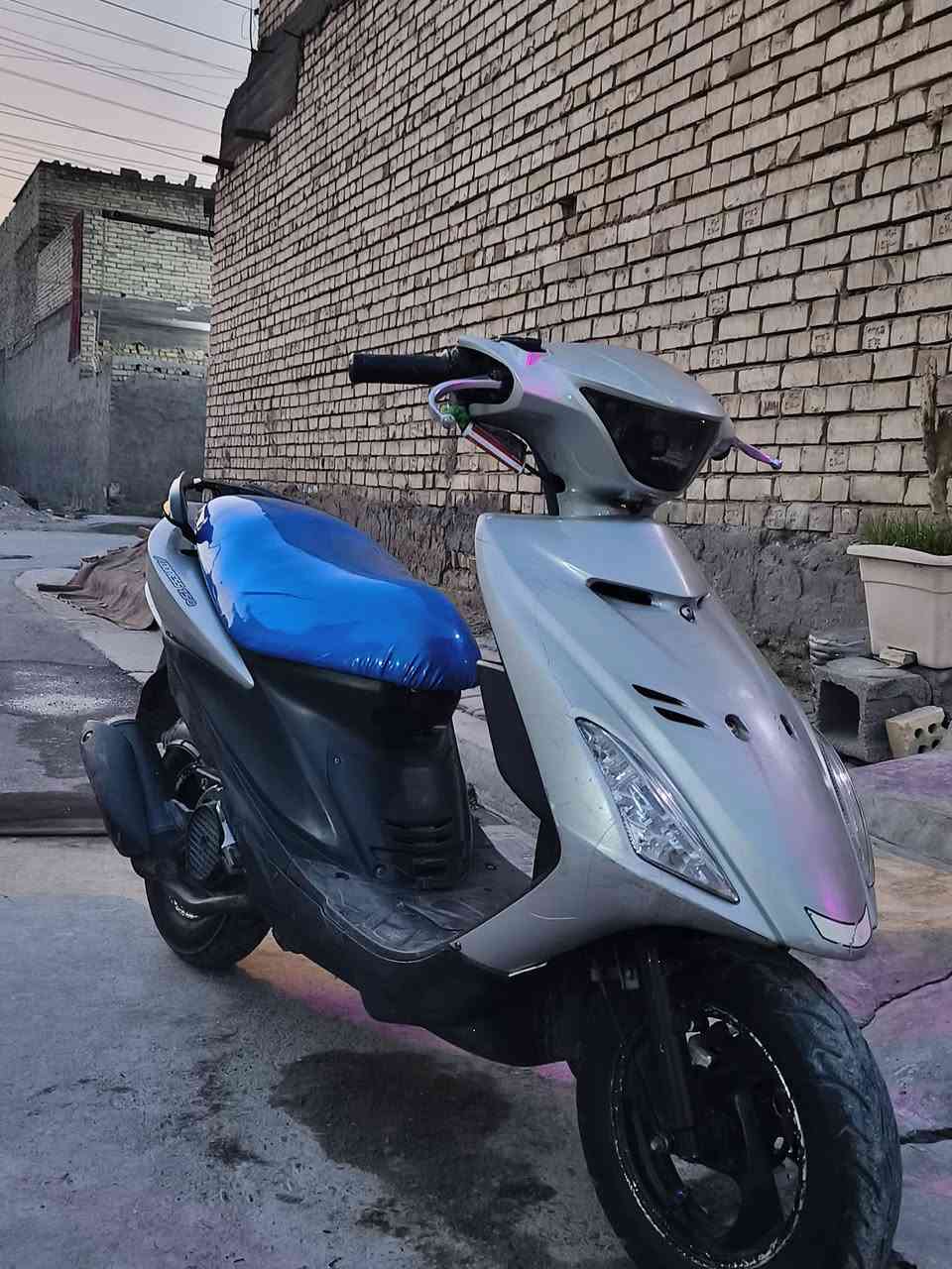 سلام عليكم
دراجه للبيع نوع ادرس كابريتر
دراجه مامفتوحه مكينه ناعمه تخبل كهربائيات شغاله كله
سعر 400 وبيه مجال قليل 
متواجد واتساب ***********
