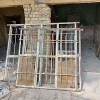 مكلف بنشر  بيبان خشب بيبان صحيات حديد  شبابيك كبار ٢متر ومتر ونص وشيلم...