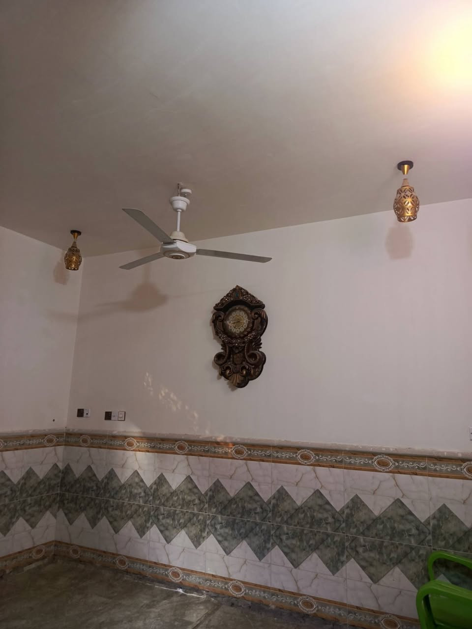 لللبيع دار طابو زراعي سند 25المساحه 200متر الطابق الاول غرف نوم عدد 3هول استقبال مطبخ اطابق الثاني غرفت نوم وهول صحيات خارجيه وداخليه وكراج ورديه خارج شارع المشجر  السعر خاص ابو مصطفى للعقار ***********
