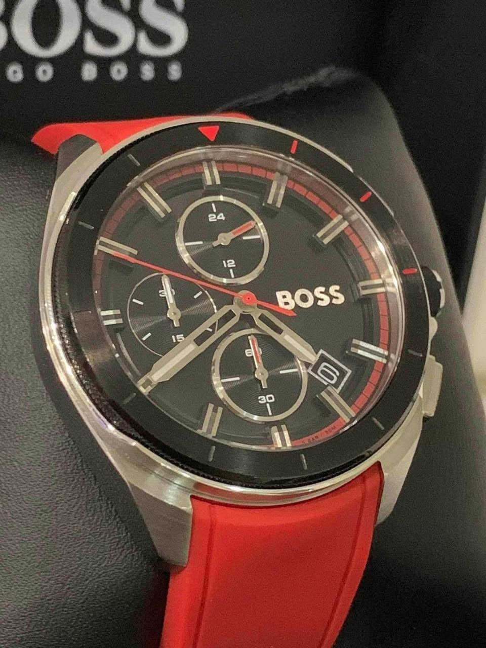 السلام عليكم.......
ساعة Boss براند الماني بطارية 
مكينة ياباني 
نافذة للعرض التاريخ 
سناتر شغالة 
القطر ٤٣.٥
مقاوم للماء ٥٠م 
سنتر ثواني ثانوي 
نظام ٢٤ساعة 
طوق دوار
سير ربر مطاط معلم 
جديد غير مستعمل مع العلبة الاصلية وبطاقة الضمان 
السعر ١٠٠الف 
يوجد توصيل ***********
