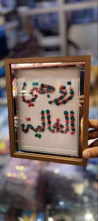 لأن الكلمات لا تكفي.. عبّر عن مشاعرك بإطار من الورد الطبيعي المجفف! 🌸🎁...