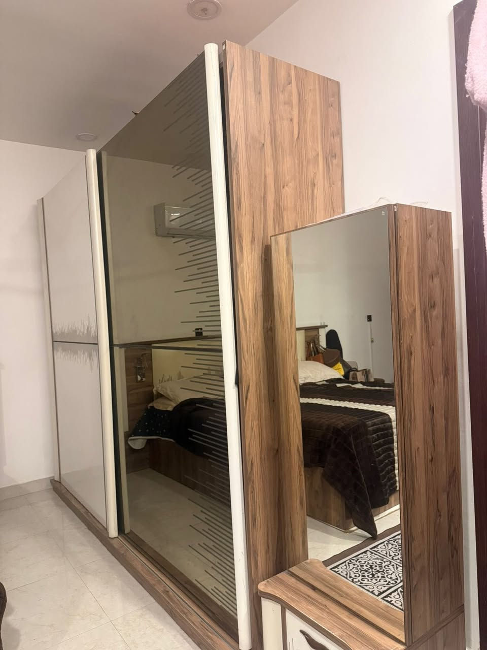 السلام عليكم غرفه نوم تركي  درجه أولى  ٥ قطع  داخل الجربايه مخزن مكان الغرفه منصور حي ادراغ السعر٣٥٠ مجال كلش للعلم الدوشك  مو من ضمن الغرفه بسيط رقم تليفون***********
