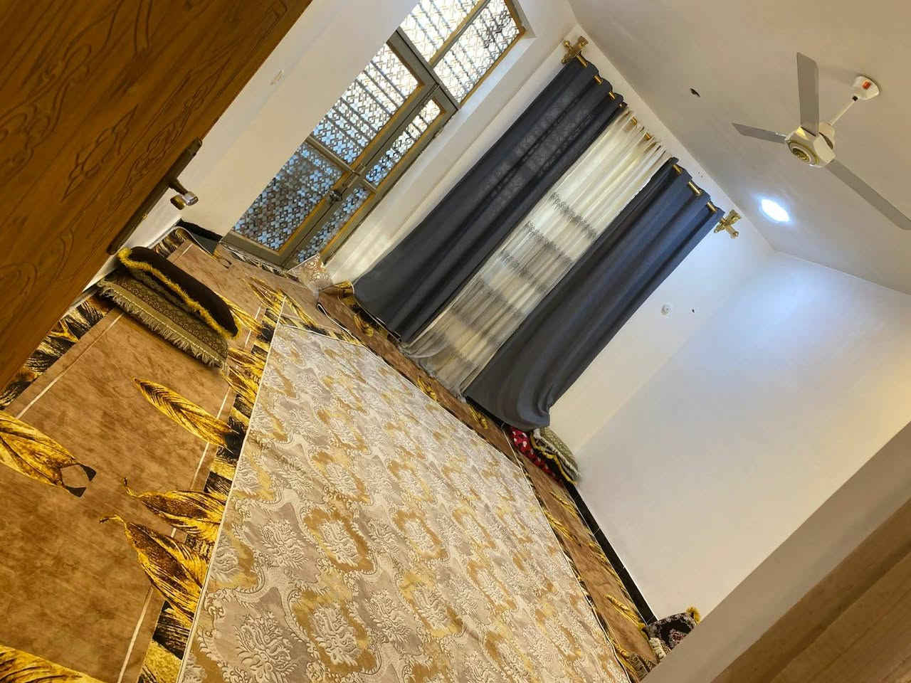 السلام عليكم دار طابو زراعي سند 25 المساحه 150 متر الدار متكون من غرفتين نوم +استقبال +صاله +مطبخ +صحيات داخليه وخارجيه (الدار بناء 2024) العنوان الحصوه خلف الحسينيه قرب مكتب سلام الشمري *********** للتواصل
