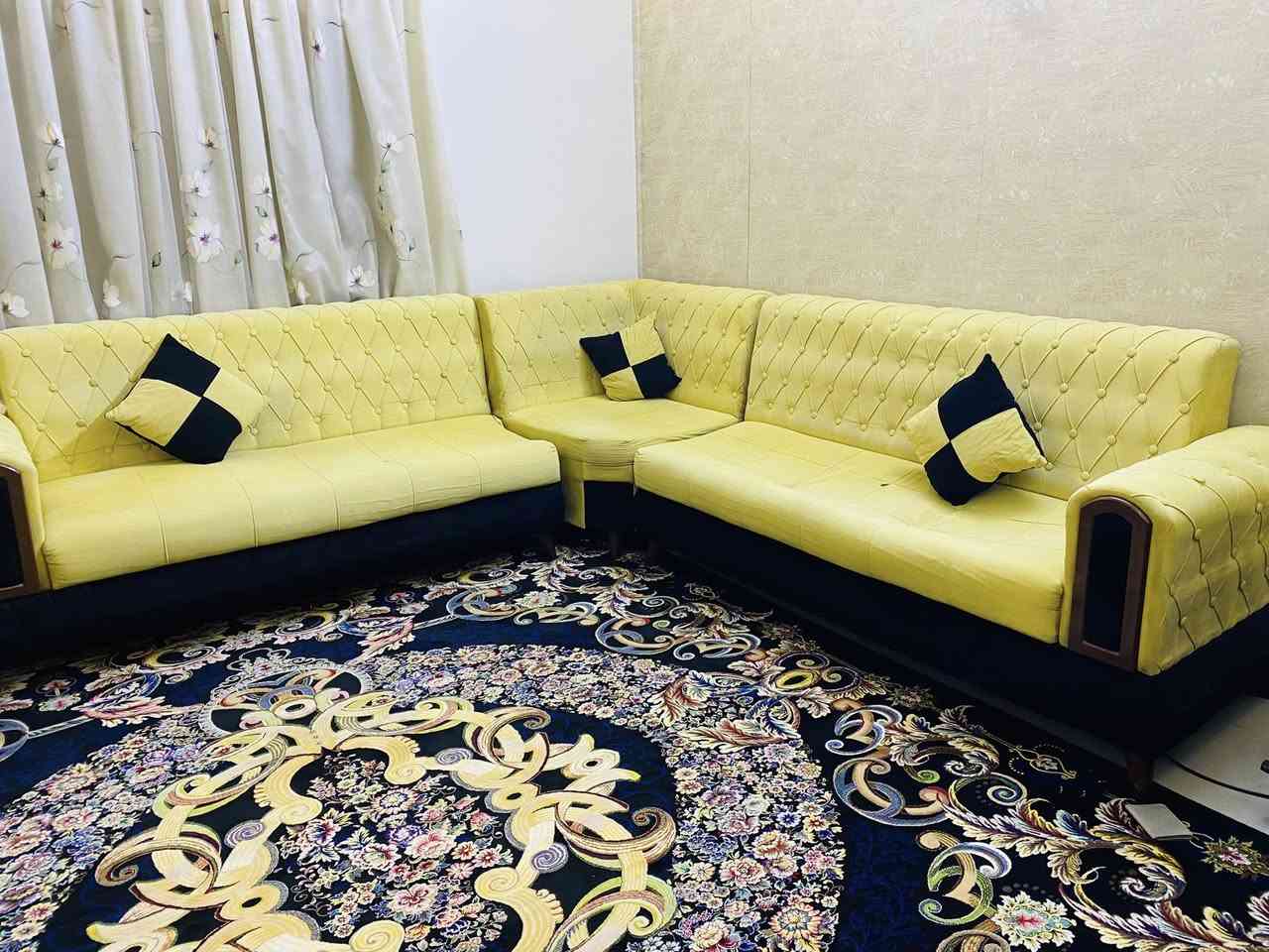 قنفات لون أصفر وأسود
العدد: ٥ قطع
الصناعة: تركي
النظافة: ٥٠٪
بيها خسفات بسيطة وممكن تتصلح
مناسبة للبيت أو للإصلاح وإعادة الاستخدام
السعر قابل للتفاوض 
-العنوان: البصرة المعقل 
-السعر : ٣٠٠الف دينار 
الرقم : ***********
