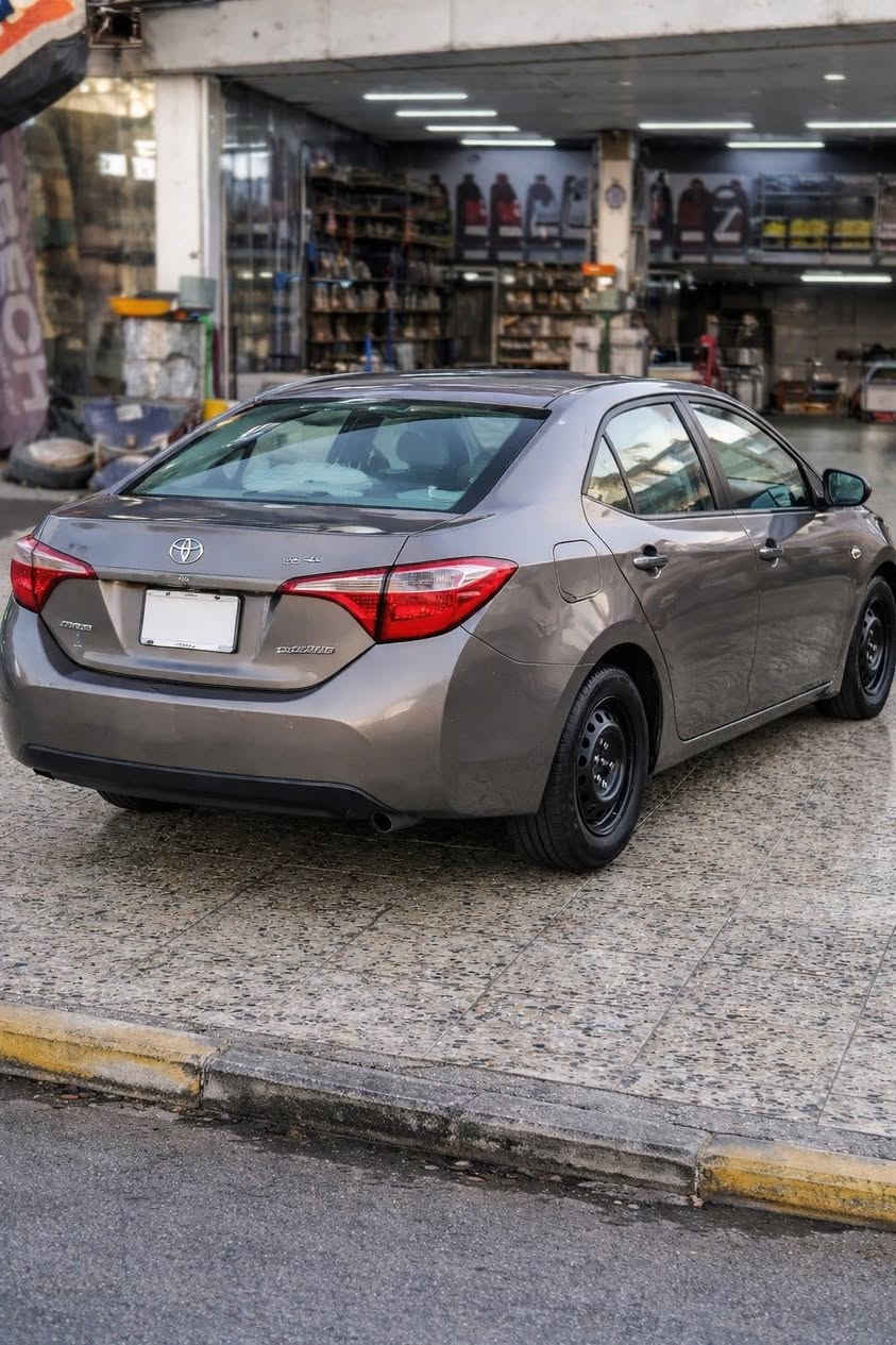 السلام عليكم Toyota Corolla 2018 LE للبيع وارد مريكي  بيها ثلث قطع صبغ وشويه بارد بالجنطه بدون دواخل بدون لغود وبدون شواصي مكفولات سياره بااسمي  وموصفات LE معروفه سعرها 130 تفاصيل اكثر استفسار على رقم***********
مكان سياره حي العلام تقاطع درويش ما متواجد على الفيس
