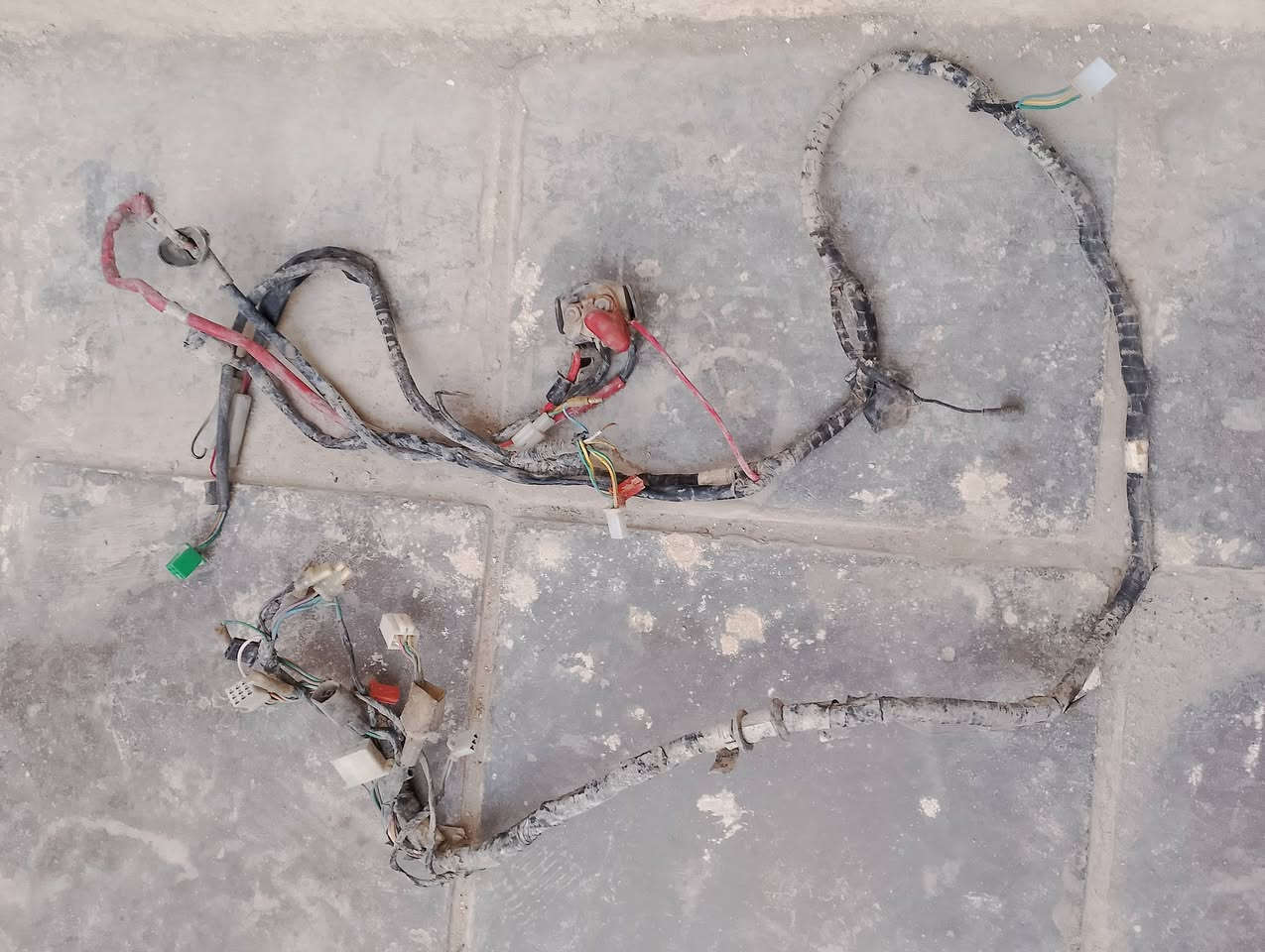 شاصي مال جي فور وضفيره ما بيه كطع ومكينه مفتوحه بوشه بلاد ما بيه شي وبستم بلاد ما بيه شي وكفرات وخزان بانزين كامل بريكات دسك غراض كامله دراجه كوم حديد بس بيه هواي اشياء اصليه وبعدهم بلاد ***********واتساب وتلي موجود فيس
