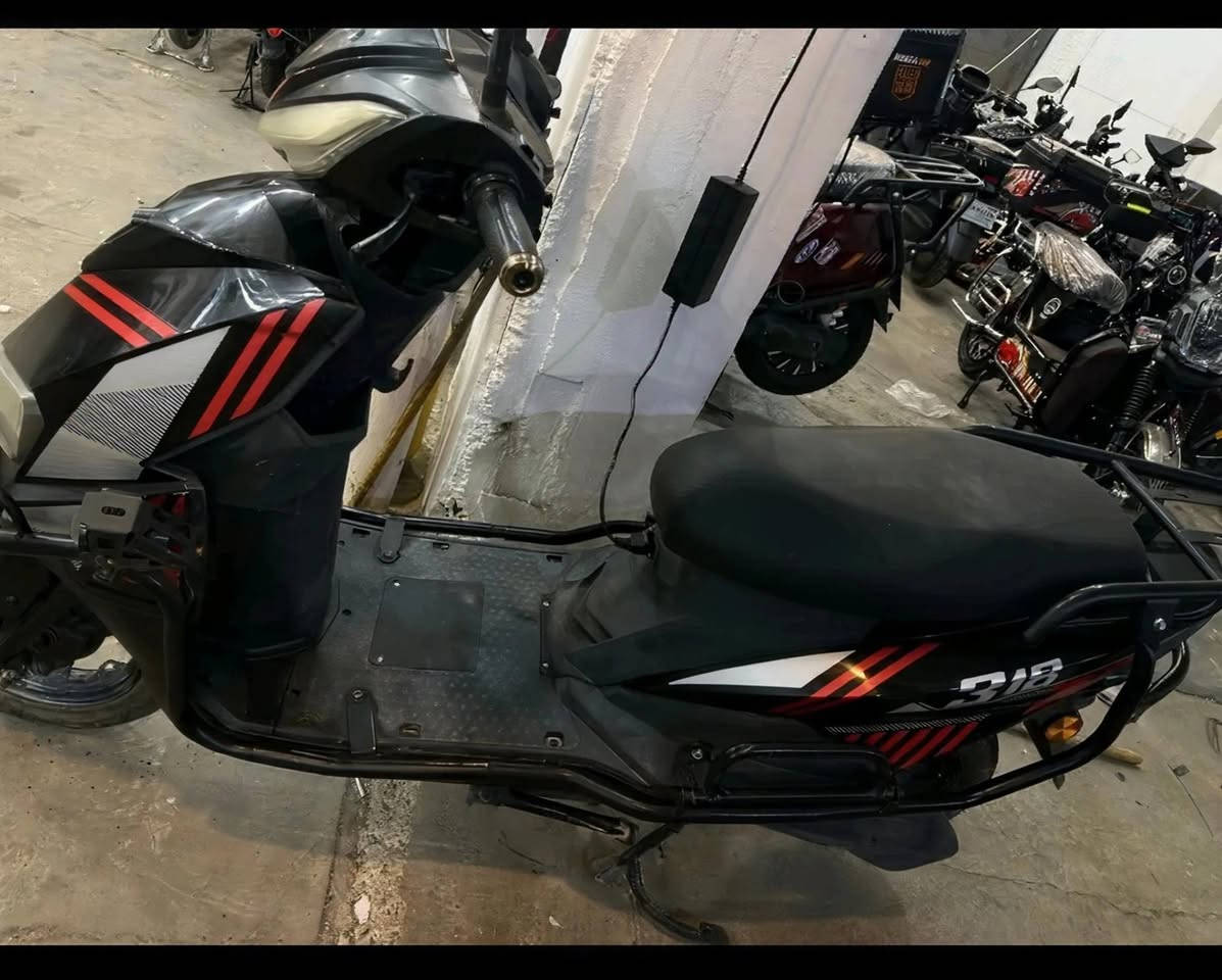 دراجات  سكنس 2  واحد بطاريات مسطرة الا سود
سكنس الاخوين لونة ابيض مستخدشهر بطاريات جدد     💢

مواصفات/...💫
1. MP3 بلوتوث💯
 2. مانع سرقه 💢
3. دبل اشاره 💥
4. تحكم عن بعد 💥
5. تشغيل ذاتي 💯
6. + لايت كدام و وره 💯
7. تايرات جدد💢
8. 💫 بطاريات  مسطرة عدد،6 🔋 بطاريات 
9. 💥 مستخدم  
10  الماطور كامل 💢
11. موطور   💯💯💯💯💯
12 كلشي شغال بي  🏷
_ _ _ _ _ _ _ _ _ _ _  واكو مستخدم   _ _ _ _ _ ... شباب يلي ميشتري لا يعلق وكل حب والحترام 
ملاحظه/ 🖐👉 
 سكنس 2  
               💢الموطورات  مستخدمة  واكو اخو جديد  دراجات ا💢
السعر خاص ماردر ع تعليقات.     》 🔒💲💸
للاستفسار أكثر 《خاص》📩
*********** بي واتس
***********

