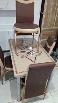 ميز طعام • طاولة سفرة