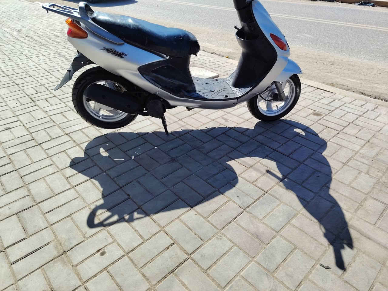 دراجه دولفين للبيع السعر ٣٥٠ وبيهه مجال الشراي يتصل عل الرقم *********** مكانهه السماوه كرهبايات شغاله مكينه ناعمه دراجه جديدة احله من الصوره
