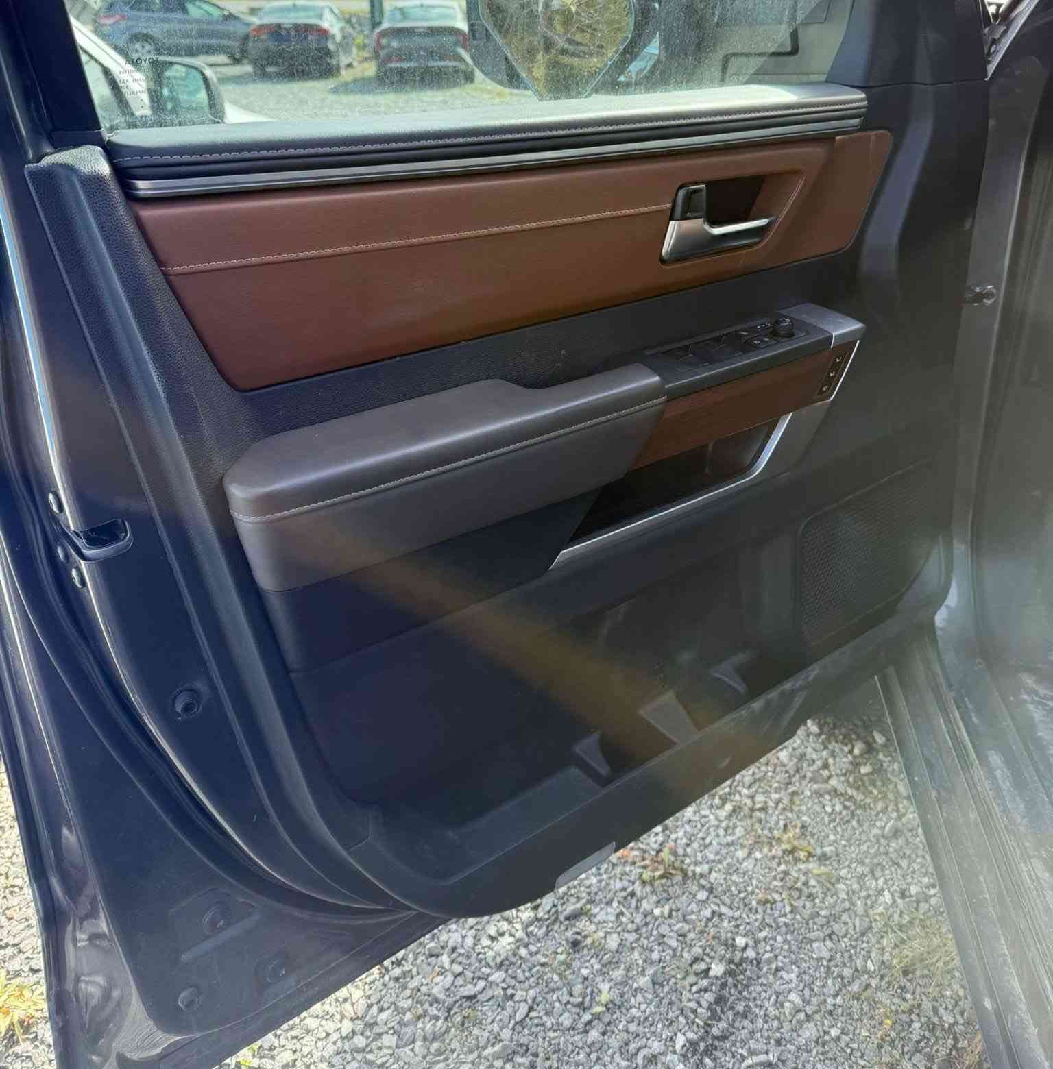 السلام عليكم 
صلو علئ النبي 
تندرا 2024(ادشن 1794)فول الفول 
بدون شاصي بدون ايرباك 
على حادثها موجودة بغداد 
سيارة 5كامرات حساس امامي خلفي 
جكات بلاد 
الاستفسار 
***********
***********
