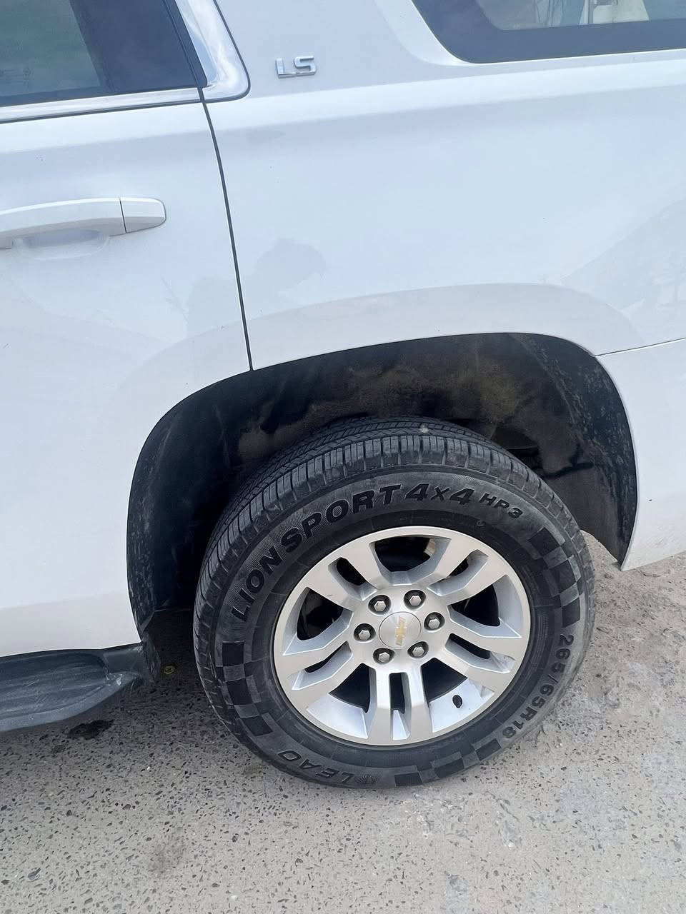 السلام عليكم 
تاهو 
2017 
وارد خليجي مكفولة من الضربه و الصبغ 
كير مكينه ما مفتوح مكفولات 
تخم تايرات جديد 
تبريد منضومه كامله جديده 
السيارة رقم بصرة بسمي تحويل شوكت ما يعجبك 
السياره بيها جاملغ خلفي بي بارد معدله درجه اولى 
الباب خلف السايق مبدل اصلي نفس اللون و بيها مكانين بارد
السيارة ماشيه 145 قابل لزياده 
مكان السيارة البصرة 

السعر 345 وبيها مجال 
الاستفسار اكثر ***********
