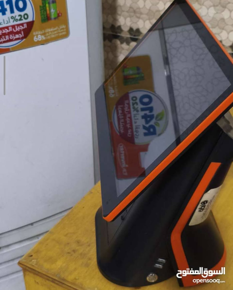 كاشير (POS) متكامل بمواصفات عالية i3 - حالة ممتازة جداً 🚀
الوصف:
للبيع جهاز كاشير (All-in-One POS) متكامل بنظام ويندوز، يتميز بتصميم عصري (أسود + برتقالي) وأداء سريع جداً، مثالي للمطاعم، السوبر ماركت، والصيدليات.
المواصفات الفنية:
المعالج: Intel Core i3-4030U (أداء مستقر وسريع جداً مقارنة بالأجهزة العادية).
الذاكرة (RAM): 4GB DDR3.
التخزين: 128GB SSD (سرعة فائقة في التشغيل، الهارد بحالة ممتازة 100%).
الشاشة الرئيسية: 15.6 بوصة LED، لمس حراري (Capacitive) سريع جداً ونظيف تماماً بدون أي خدوش.
شاشة العميل: شاشة VFD خلفية مدمجة لعرض الأسعار للزبائن.
الطابعة: طابعة حرارية مدمجة حجم 80mm (القياس الكبير)، طباعة واضحة وسريعة جداً.
المميزات الإضافية:
النظام: Windows 10 Enterprise LTSC (النسخة المستقرة والخفيفة المخصصة للأعمال).
الاتصال: يدعم Wi-Fi مدمج، بلوتوث، ومنفذ شبكة LAN.
المنافذ: يحتوي على 6 منافذ USB، منفذ VGA، ومنافذ صوت.
الحالة: الجهاز نظيف جداً وشغال 100% بدون أي عيوب أو نقص.
السعر: [550,000 الف دينار فقط]
وبيه مجال قليل
الموقع: البصرة ،الجزائر

للتواصل 
 770 575 7000


**إذا كنت صاحب هذا الإعلان وتريد حذفه لأي سبب، رجاءا أرسل رسالة إلى الدعم الفني**