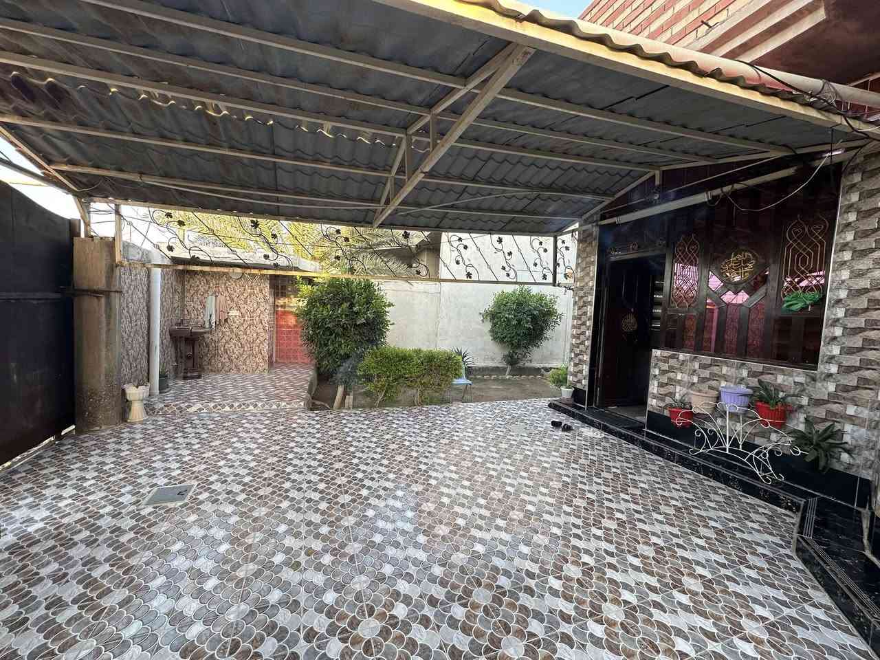 دار سكن طابو صرف في حي ( الأمير الأول ) 
بجانب بيت ( علي جاسم المرور ) 
مساحة ٣٠٠ م - ( بناء ٢٠٠ م / ترك بجانب لبيت ١٠٠ م ) 
( ٢ غرف نوم ) - صحيات داخلية + خارجية 
بناء طابوق - سقف صب كونكريت مسلح 
( بناء جديد ) - ( امام البيت متنزه ) 
( كل الخدمات متوفرة ) ماء - كهرباء - تبليط - مجاري
( تحويل مباشر ) ( أمامه متنزه )

للاستفسار مراجعة مكتب غازي للعقار     
واسط - الزبيدية - قرب أفران المائدة   ***********   
***********
