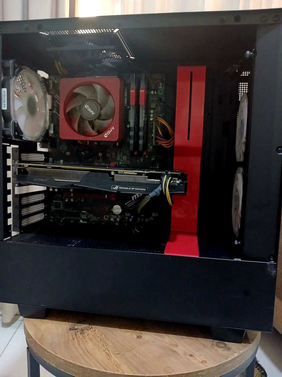 مكاني بغداد الدورة رقمي ***********
سعر 475 الف 
R 7 2700x 
B450 msi plus max 
Ram 16 g 2*8 rgp
Gtx 1060 6g asus rog strex 3fan 
Ssd 128 hdd 500 
Case full atx nzxt 
Psu 500 fsp hexa+
كرت الشاشة لوك ستيكر ممفتوح اقصى حرارة ٧٢
