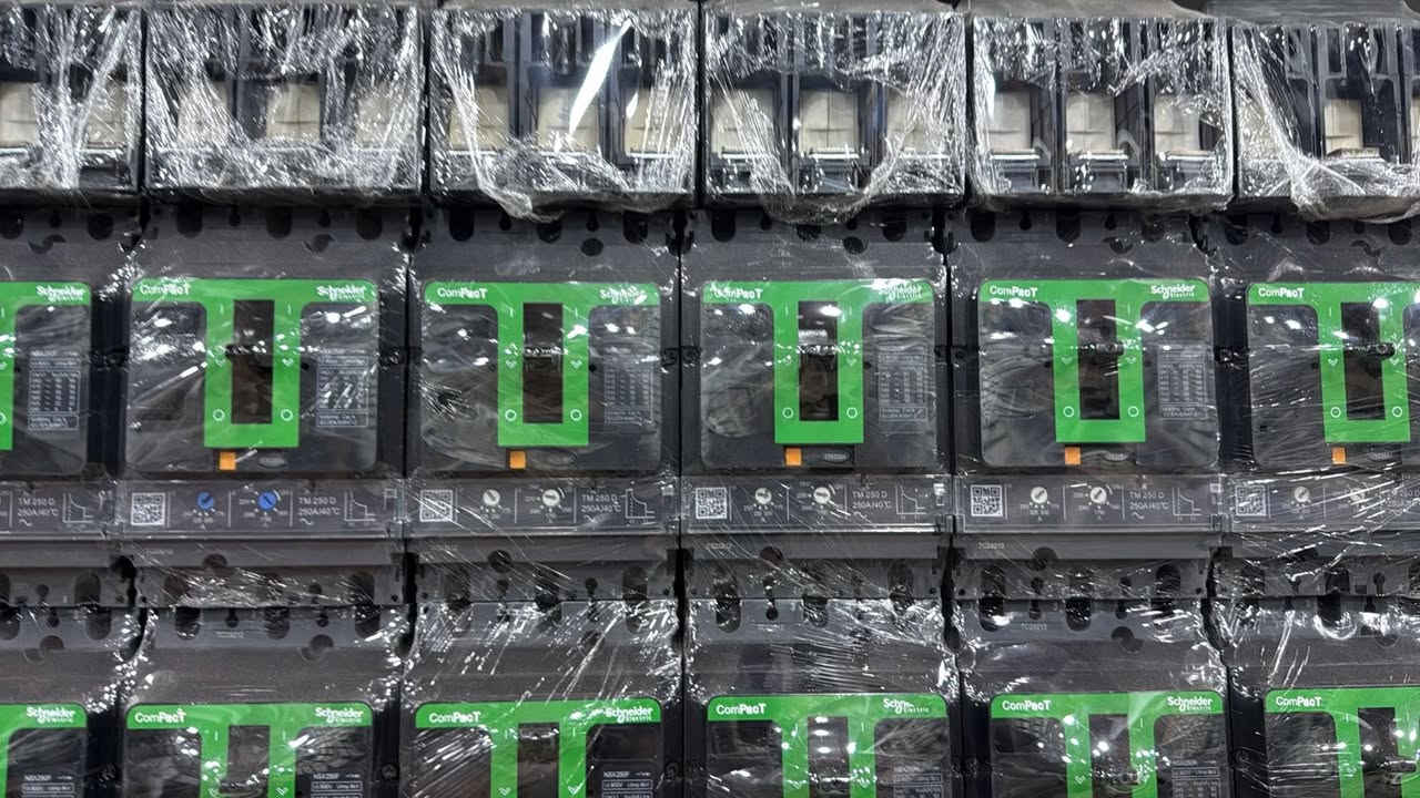 السلام عليكم تتوفر قواطع امجي / شنايذر اصلي باله / ثلاثي / رباعي 100A/125A 160A/ 250 A/ 400A/ 630A/ 800A / 1000A/   أتواصل ع رقم واتساب ‭٠٧٧٧ ٠٣٥ ٢٢٨٩‬
