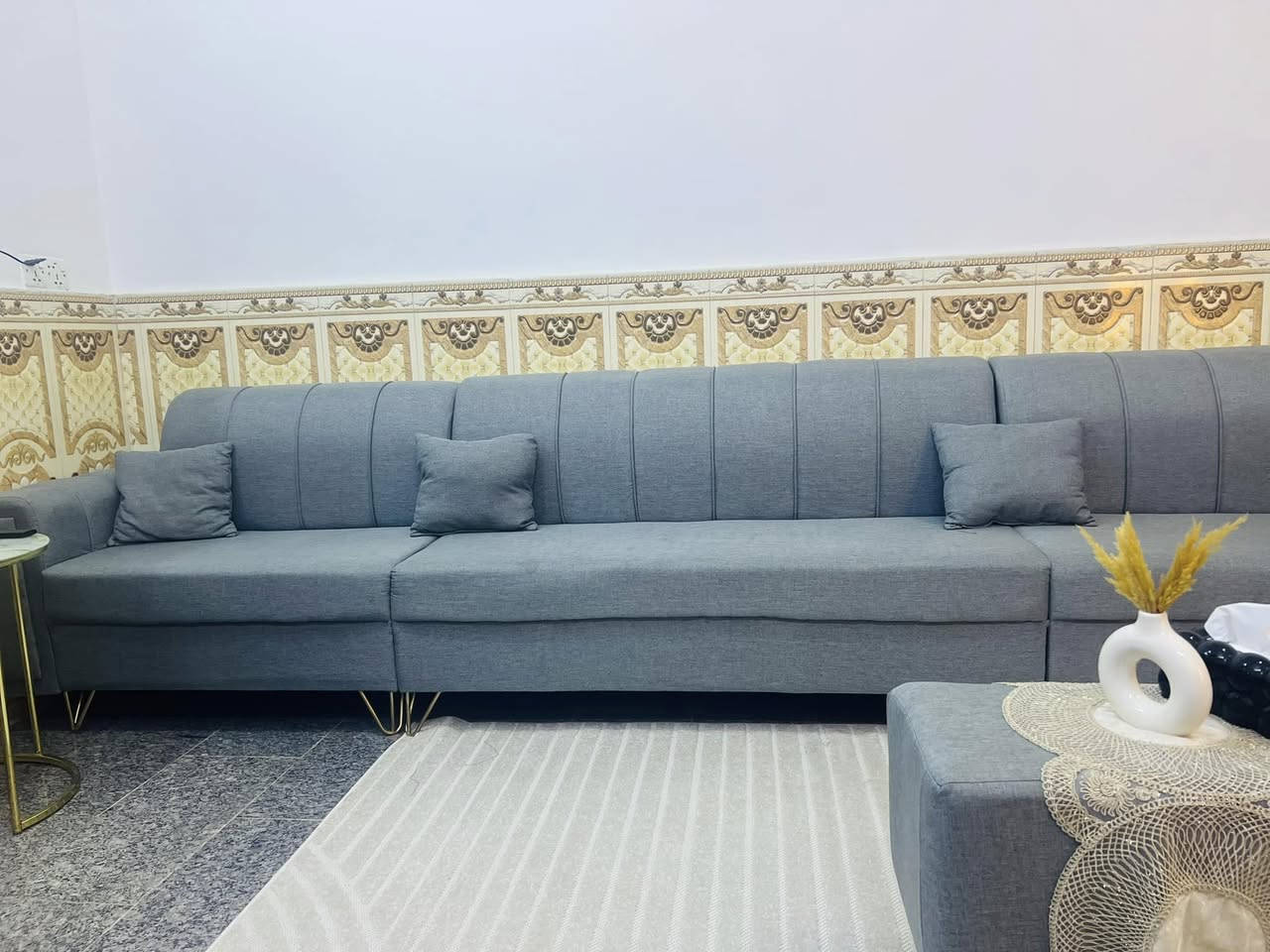 مرحبا 
ديوان للبيع تفصال خاص 
١٠ مقاعد نظيف مستعمل مده ٦ اشهر فقط 
السعر ٦٥٠ و بي مجال ويجي وياه طبله وسطيه بنفس لونه و كوشات عدد ١٠ 
عنوان / بغداد حي اور ٦٠٠ 
فقط ضرر واحد بي موضحه بالصوره و يتم تصليحه للاستفسار اكثر الاتصال ع الرقم 
***********
