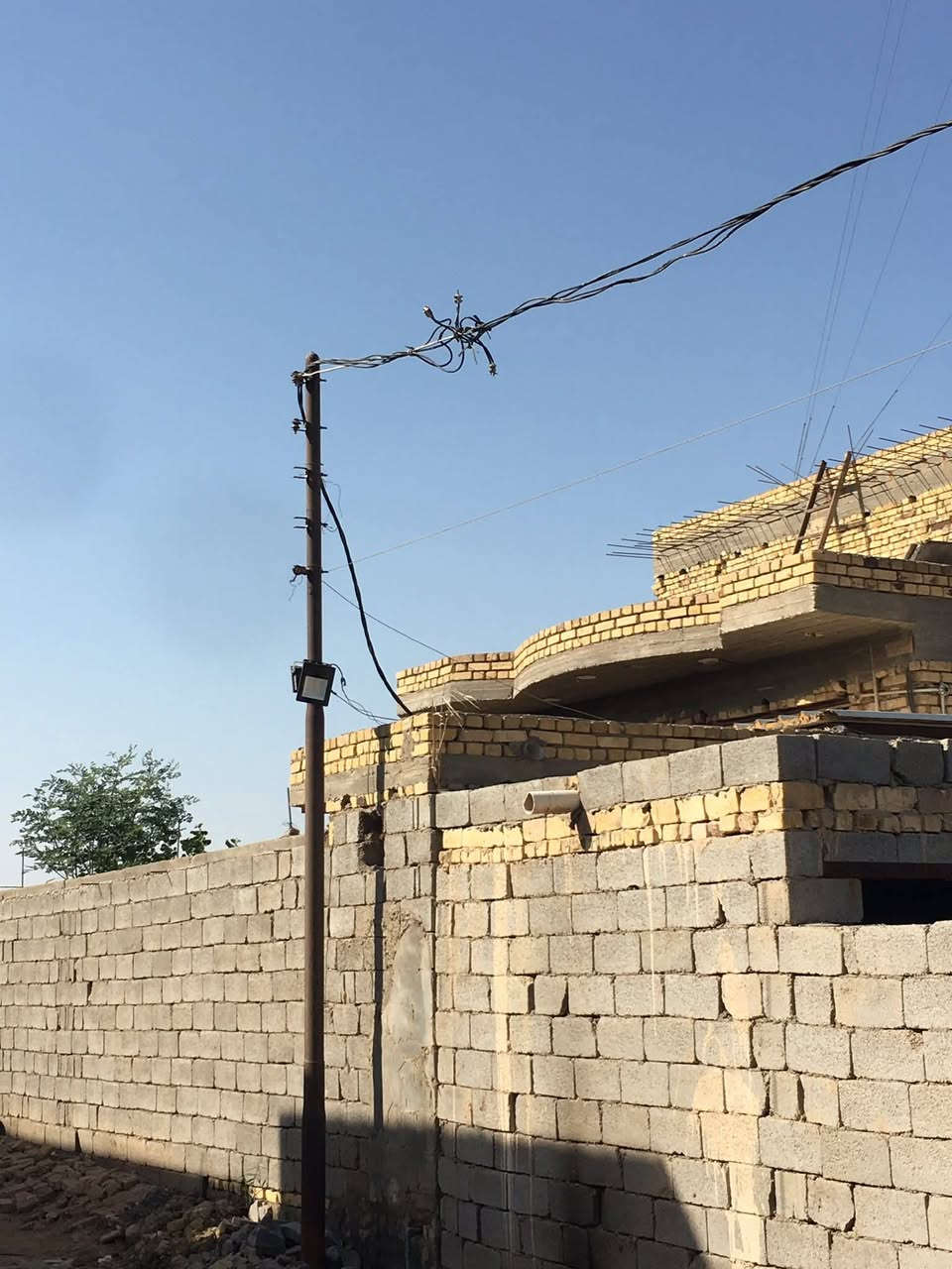 السلام عليكم بيت مساحه 400 منطقه نياز تبليط وماي وامبير ومدرسه وسكن غرفتين وصالتين وصحات داخليه خارجيه ودوانيه وحديقه وبصفه قطعه 400 للتواصل ***********.
