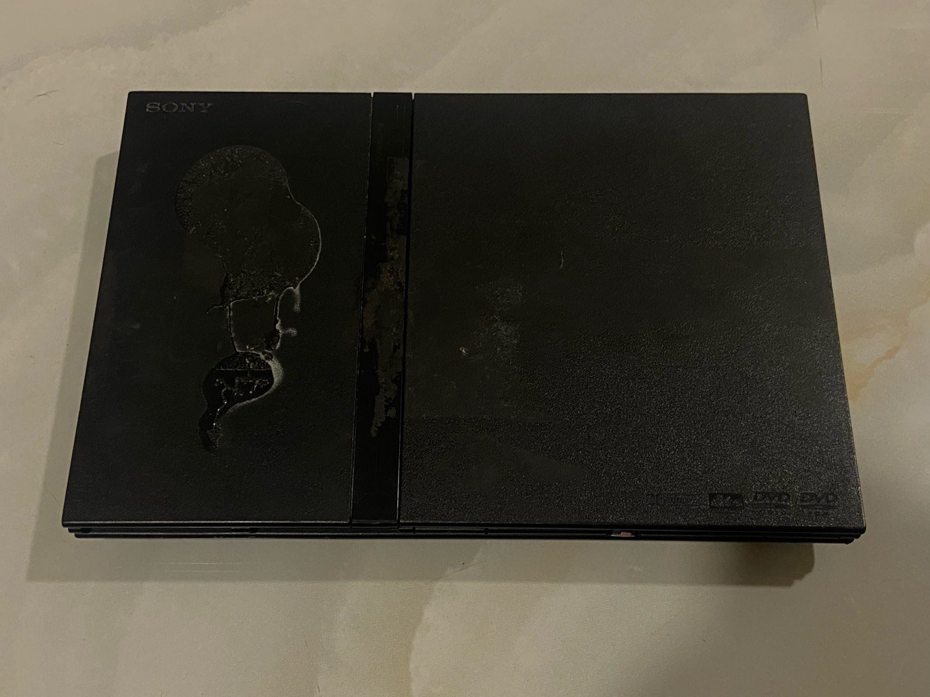 PS2 SLIM للبيع 
النظافة كدامك بس بيه خلل بزر التشغيل تحتاج تبديل 
مع يدتين سلك ويده بلوتوث 
كامل ملحقات موجودة البور وسلك av 
ومحوله hdmi يعني تكدر تشغل الجهاز على تلفزيون حديث ووياه سلكين hdmi 
وميموري كارد 2 مهكر 
قيمه وتدلل 
شنو موديل البلايستيشن بالضبط؟ وهل هو معدل/مفكوك أو شغال عالـدسك والفلاشة؟: 
ps2 slim معدل يشغل الفلاش بس ميشغل اقراص ينرادله عدسه 
شلون حالته التشغيلية: الجهاز واليدات كلهم شغالين زين لو أكو ملاحظة على أي يد أو منفذ؟: 
الجهاز يحتاجله تبديل قطعة التشغيل  يده بلوتوث شغاله واليدتين السلك ايضا 
كل الملحقات الظاهرة بالصور داخلة بالسعر لو أكو شي منّها مو مرفق؟: 
كل الملحقات ماعدا واير الطاقة بس موجود بس ماصورته  
وين موقعك بالضبط بالإمارات/العراق حتى نرتب الاستلام؟ وهل تقبل توصيل؟: 
العراق ، توصيل ماكو 
السعر كم نهائي؟ وهل أكو مجال بسيط بالنزول إذا الدفع فوري؟: 
ماعندي سعر محدد قيم واخده 