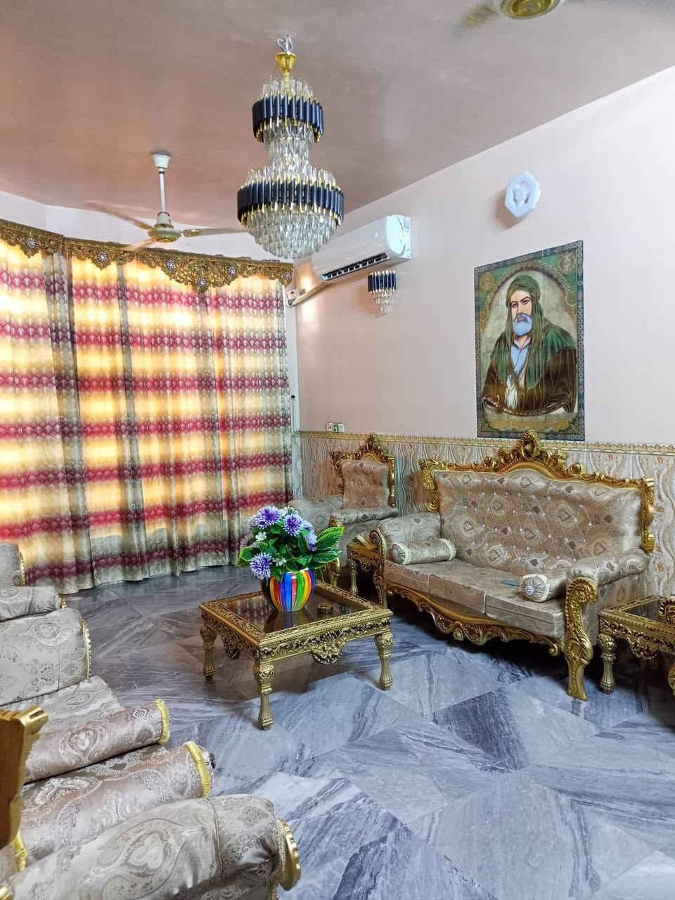 بسبب الوعود الكاذبة
لسلام عليكم 
متاح بيت للبيع مساحه 144 قطاع ٣٥ مقابيل مدرسه الطاهرة للبنات بناء ٢٠١٧ والواجهه قبل حوالي سنه سويناهه حجر كما موضح بالصور

يحتوي الطابق الاول
 طرمة ..تواليت خارجي ..استقبال.. مطبخ بارد ..منور ..حمام وتواليت مشترك ..غرفتين..ترك 
الطابق الثاني ..اربع غرف .. حمام وتواليت مشترك منور صغير

للاستفسار  
***********
