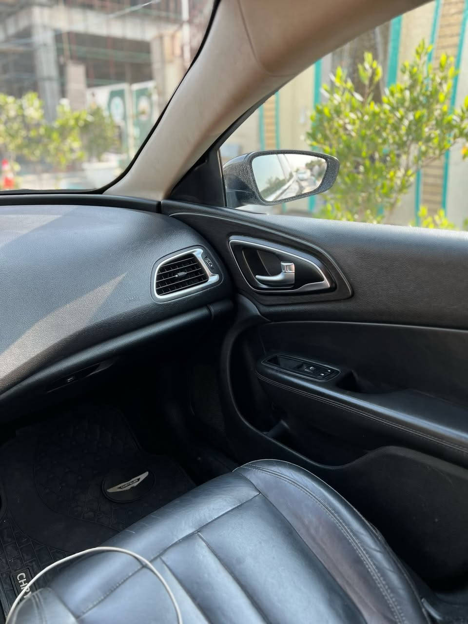 كرايسلر c200 للبيع فقط
رقم أربيل باسمي ضربتها من امريكا صندوق واربع اصابع   الجاملخ الخلفي ايربكات سليمة  مواصفاتها  معروفه عليها برمجة   فتح فصله والسرعه ومراوح الحماوه متعبر ال95
 ومشدود عليها عدسات سعرها 300 ألف 
فقط الصندوق يراد صبغ لونه مامطابق 100‎%‎
التبريد نهايه هذا الموسم وكف 
وبيها كلوب الدهن يشتغل وينطفي. صارله سنه بس اني اكفللكياها تصعد دهن 
حداديه 80‎%‎
مشدود بيها منظومة غاز قبل 5 اشهر تانكي 60 لتر 
السعر 110 دولار وبيها مجال
السيارة في كربلاء  
الاتصال على الرقم ***********
