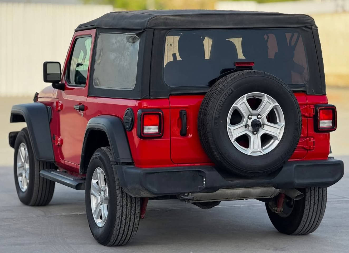 Jeep Wrangler 2023 Sport
جيب رانكلر 2023 سبورت
4 سلندر تيربو 

فول فول مواصفات/  سبورت
 جام كهرباء اوتو
 شاشة - كامرة
 قطعتين تبريد
هيتر بالمري

ماشيه 14 الف ميل 
تك باب كشف 

بيها صبغ ع كد شبر بطرف البنيد
للاستفسار خاص اوواتساب ***********
