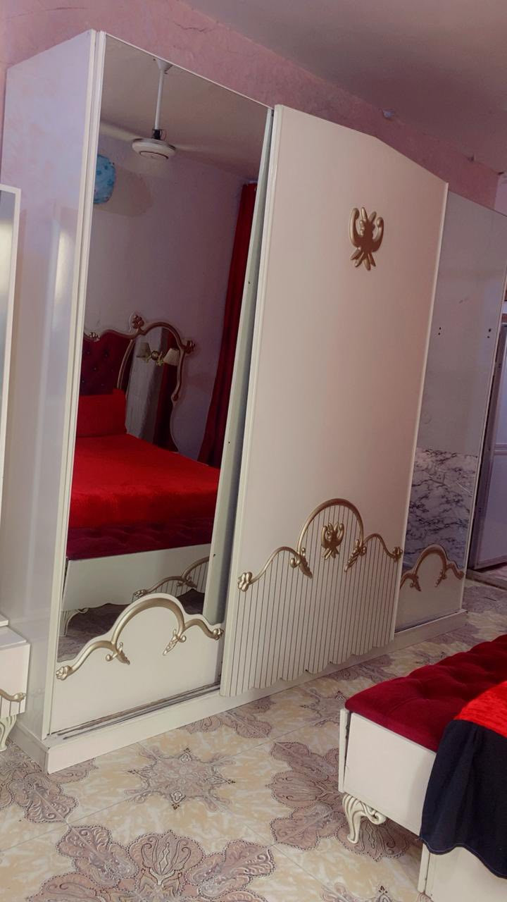 السلام عليكم غرفة اخشاب للبيع تركي بيع مستعجل بيها اضرار بسيطه عنواني بغداد الدورة للاستفسار/***********
