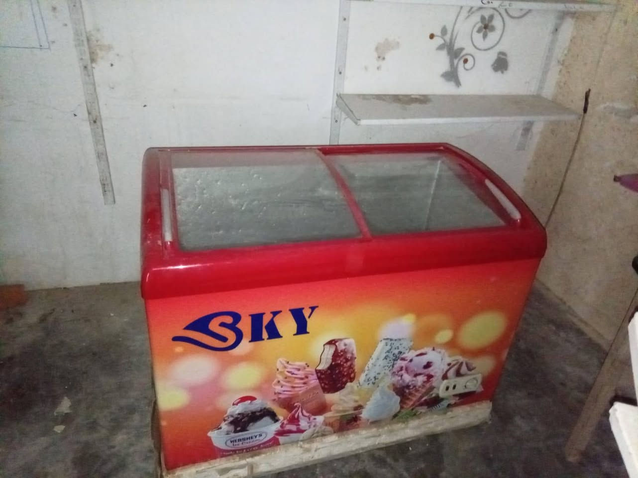 سلام عليكم محلات عدد 2 للبيع مفتوحات علا بعظهن عرض الواحد 4 والطول 6 + برادات للبيع  بسعده مقابيل أسواق القاروق قرب جامع الصحابه  رقم *********** ادمن ❤️
